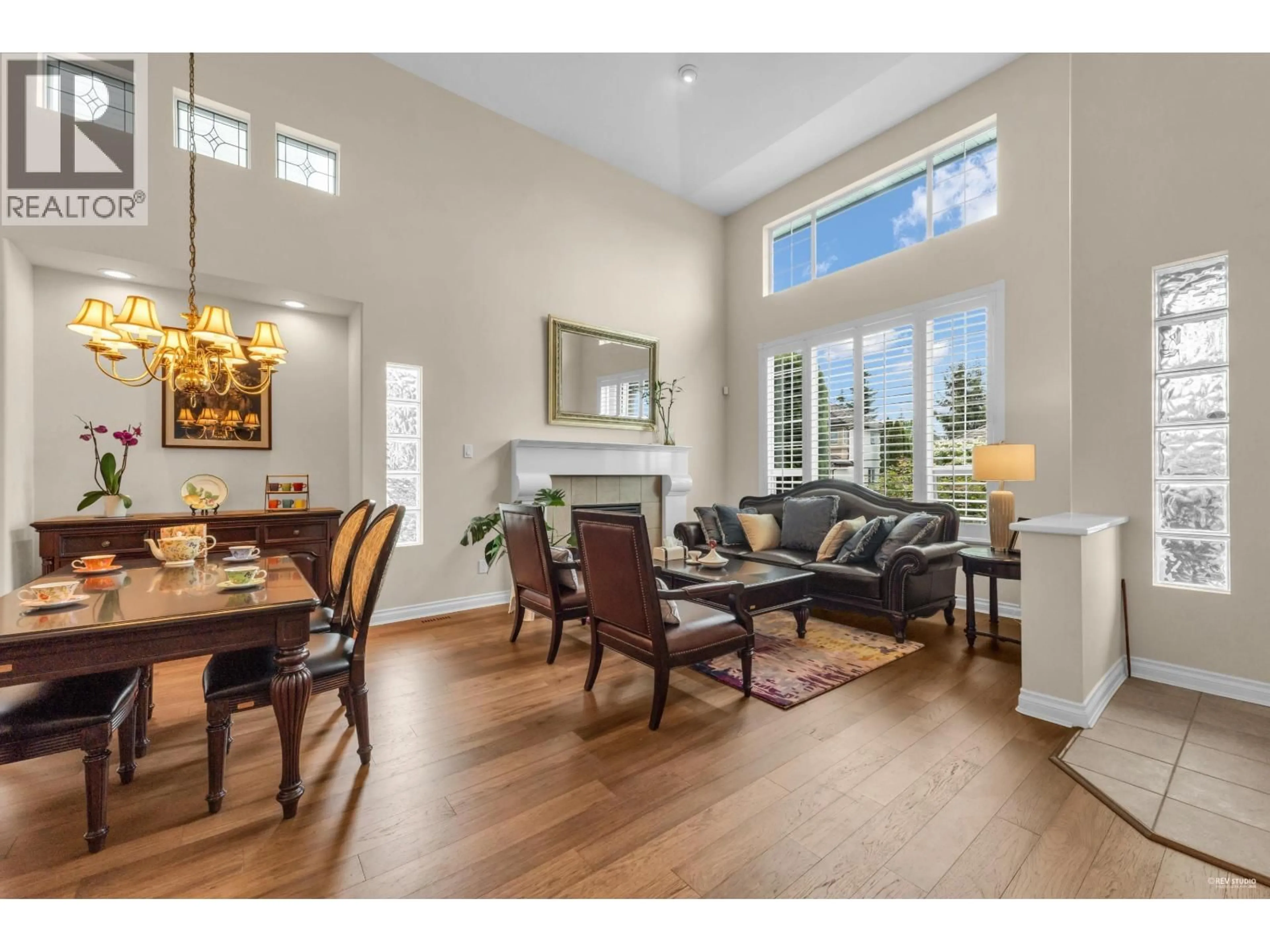 Living room with furniture, wood/laminate floor for 19 LINDEN COURT, Port Moody British Columbia V3H5C1
