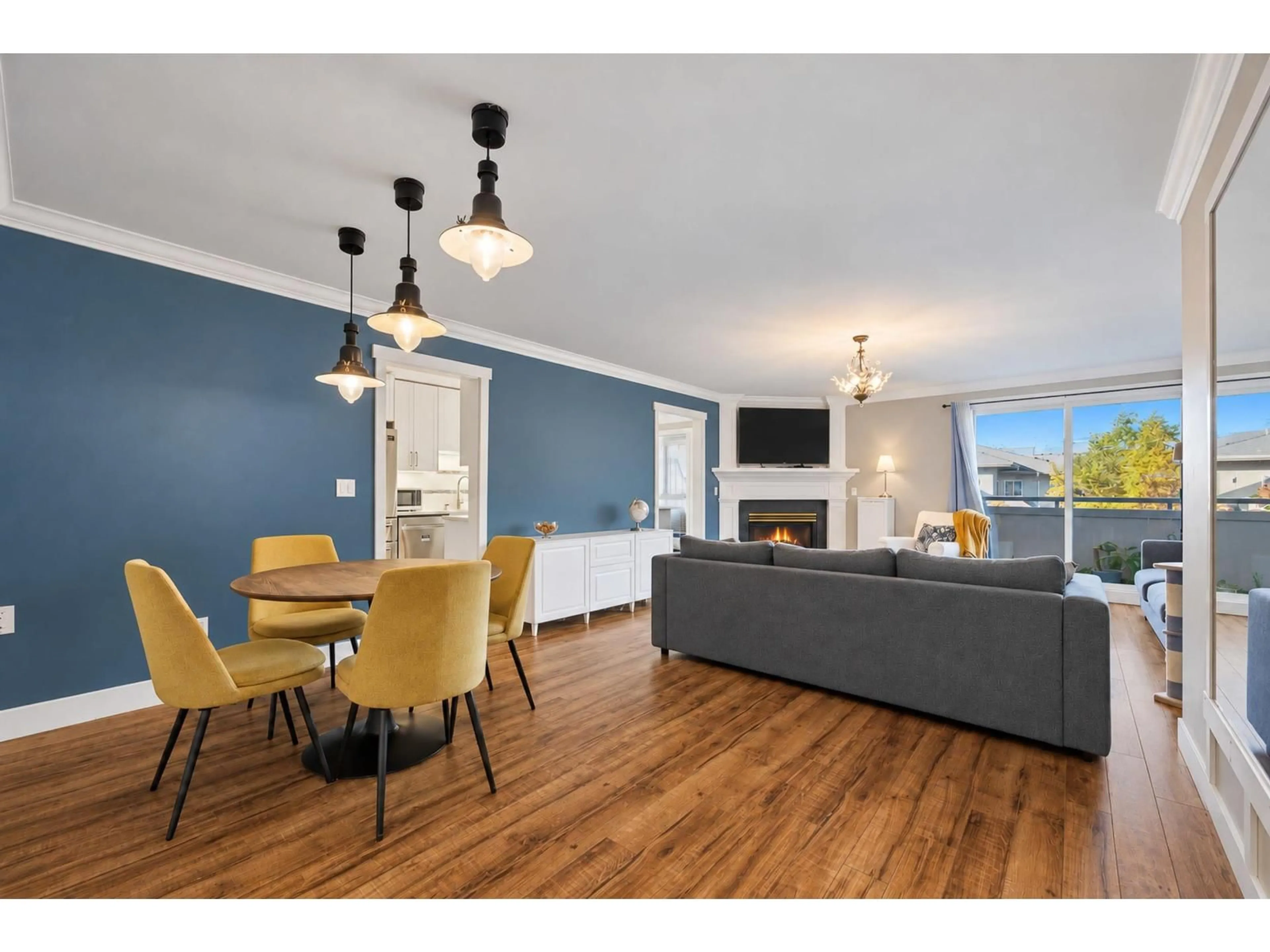 Living room with furniture, wood/laminate floor for 306 - 14993 101A AVENUE, Surrey British Columbia V3R0T1