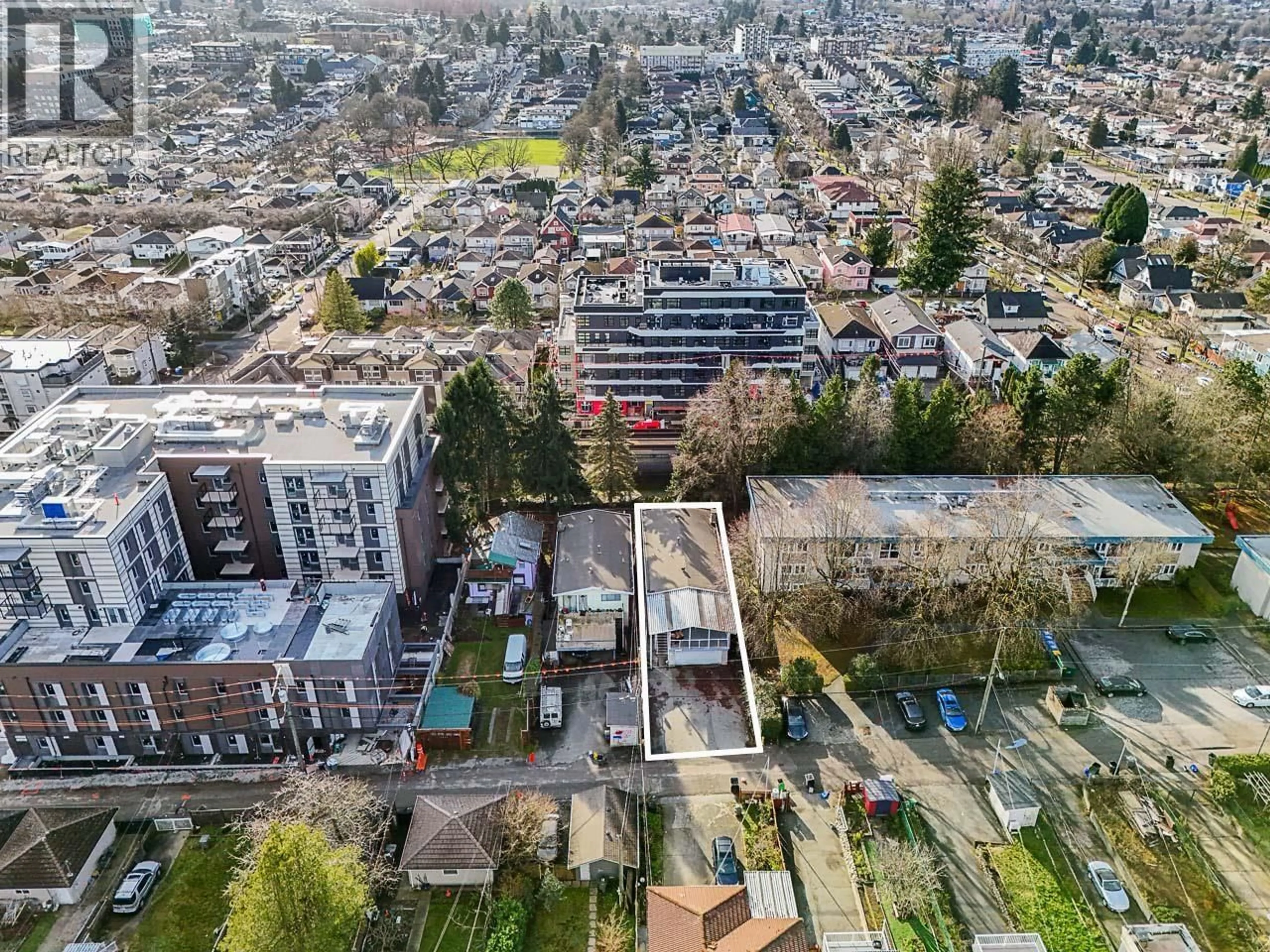 A pic from outside/outdoor area/front of a property/back of a property/a pic from drone, city buildings view from balcony for 3263 VANNESS AVENUE, Vancouver British Columbia V5R5A7