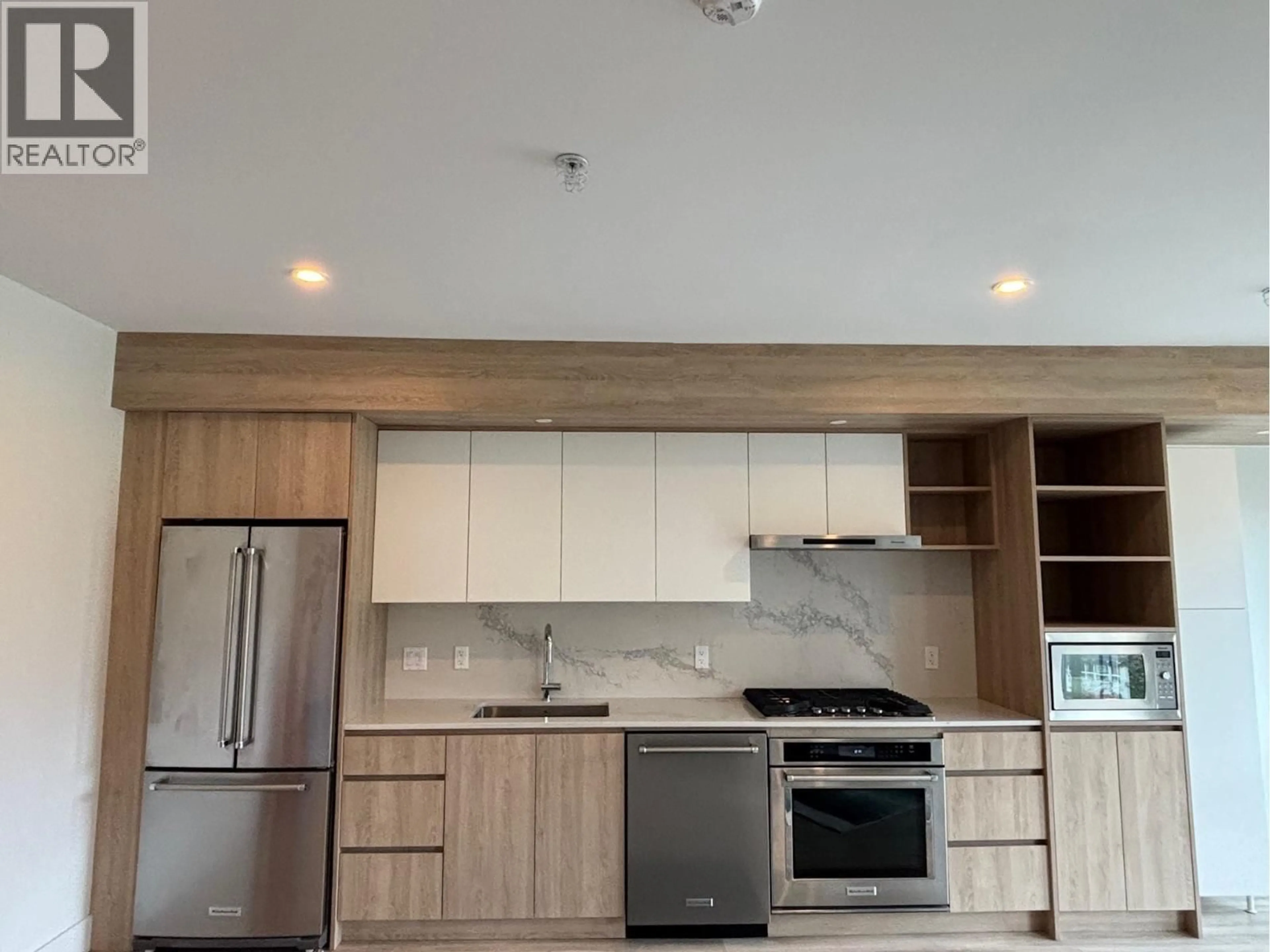 Open concept kitchen, wood/laminate floor for 614 - 38362 BUCKLEY AVENUE, Squamish British Columbia V8B0J8
