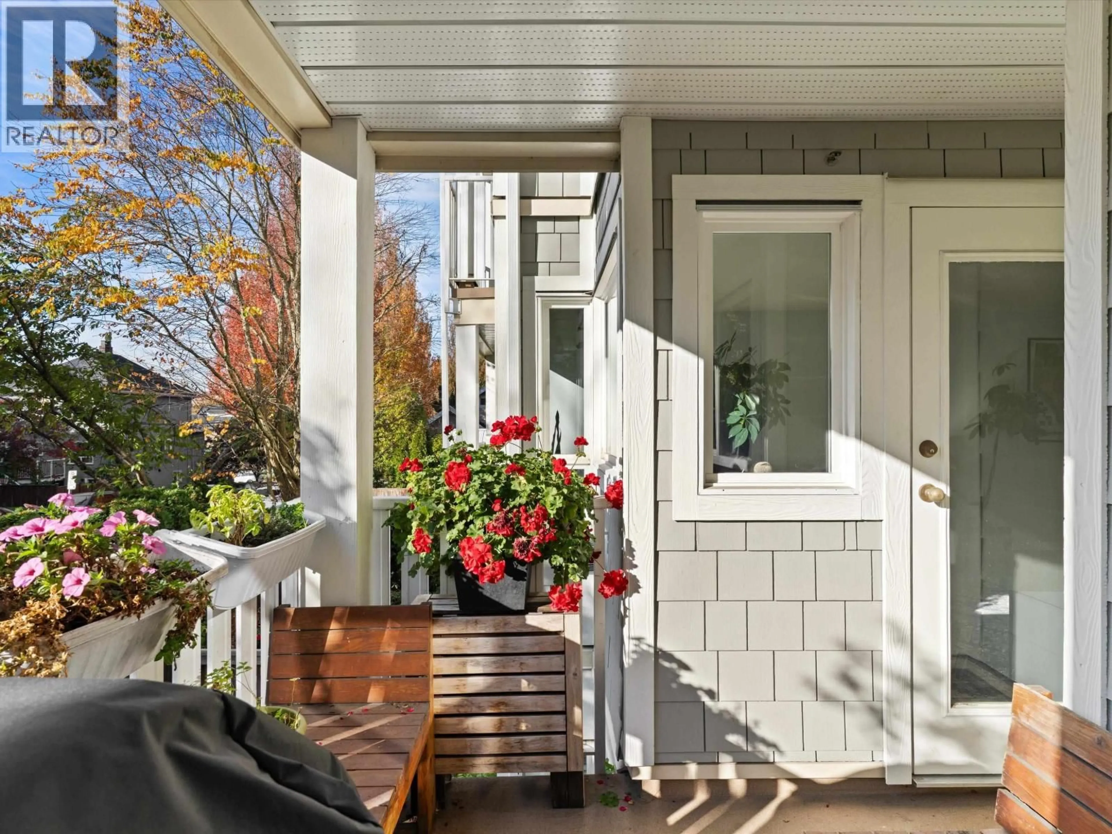 Indoor entryway for 204 - 1623 2ND AVENUE, Vancouver British Columbia V5N1E1