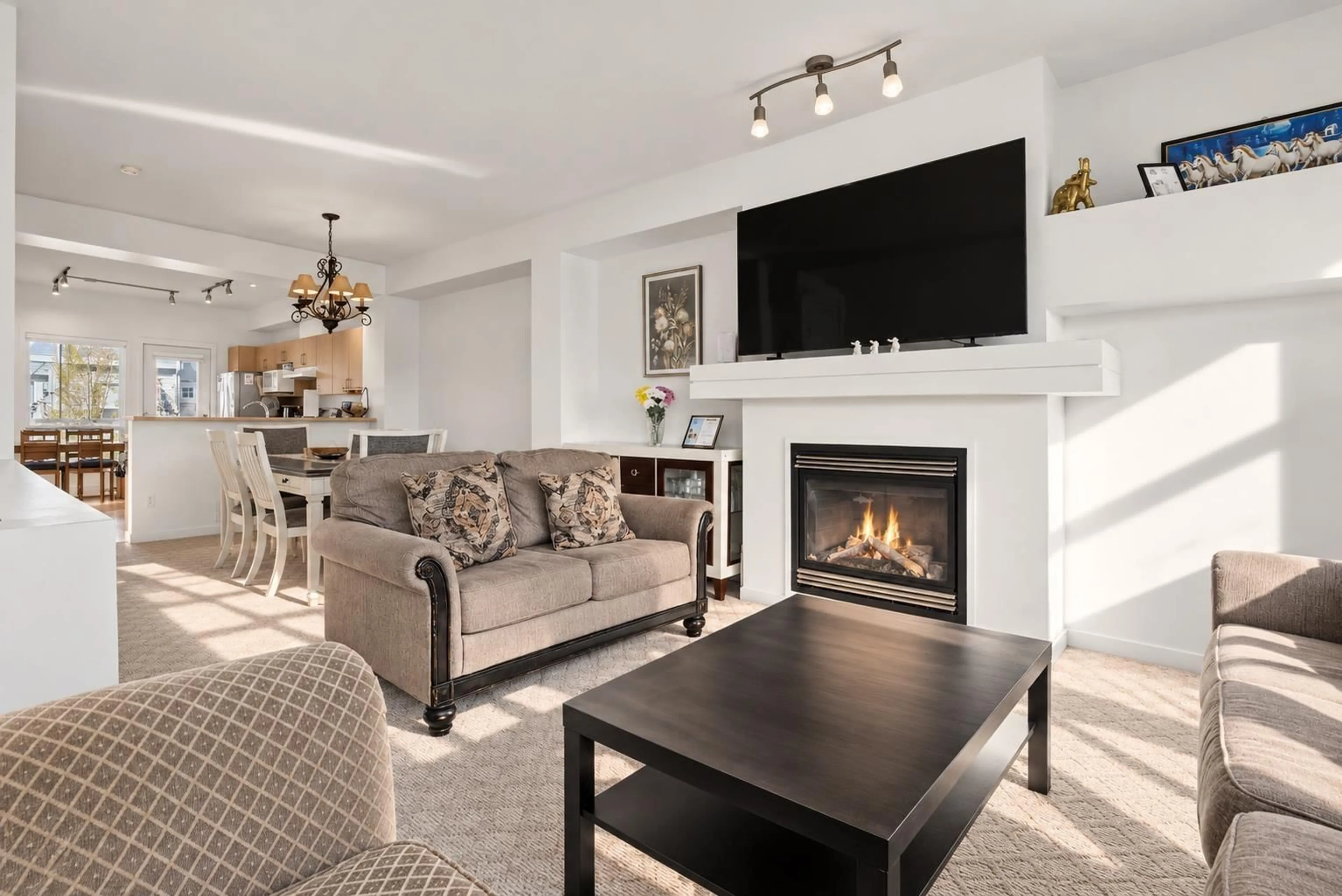 Living room with furniture, unknown for 10 - 15065 58 AVENUE, Surrey British Columbia V3S8Z5