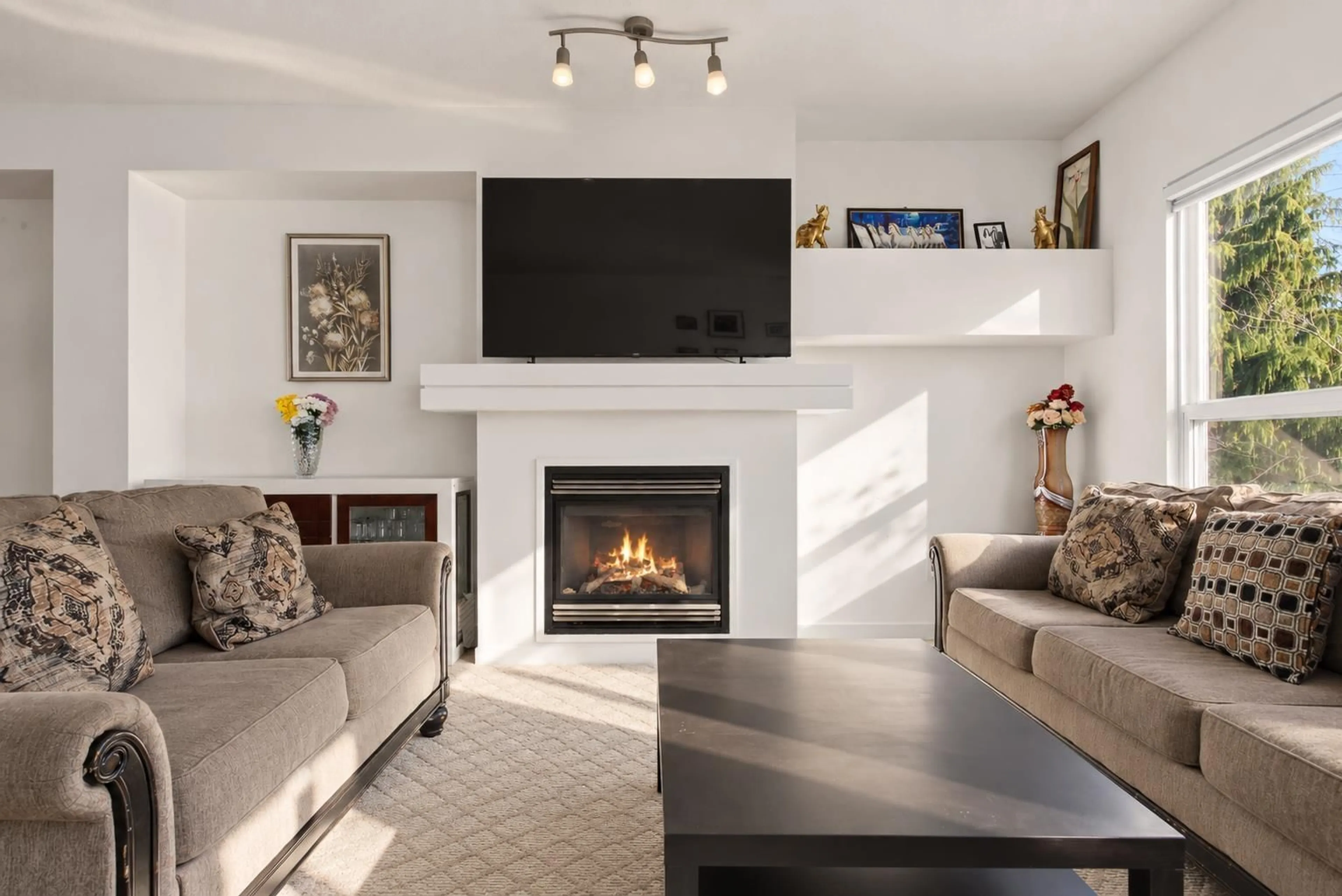 Living room with furniture, unknown for 10 - 15065 58 AVENUE, Surrey British Columbia V3S8Z5