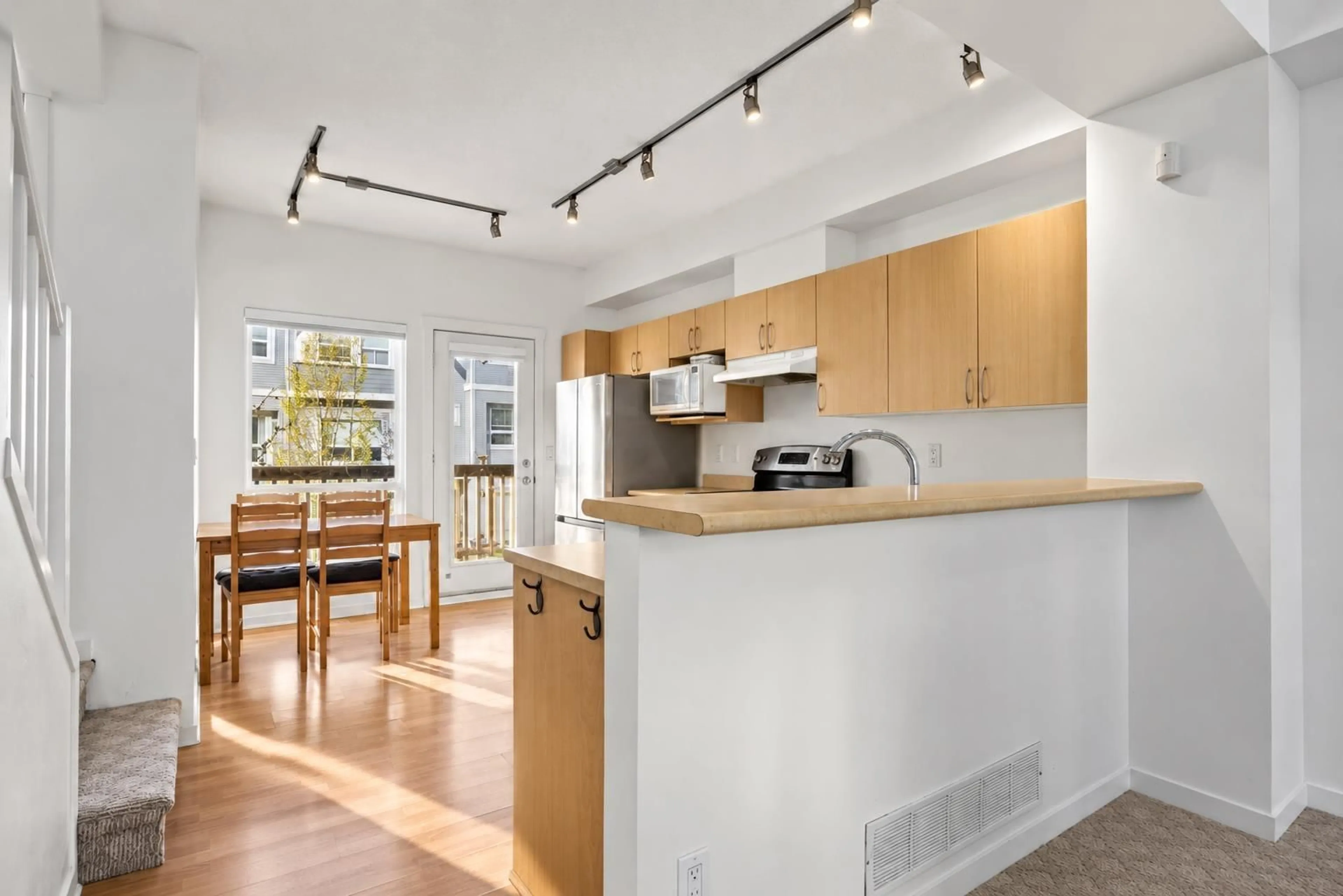 Open concept kitchen, unknown for 10 - 15065 58 AVENUE, Surrey British Columbia V3S8Z5