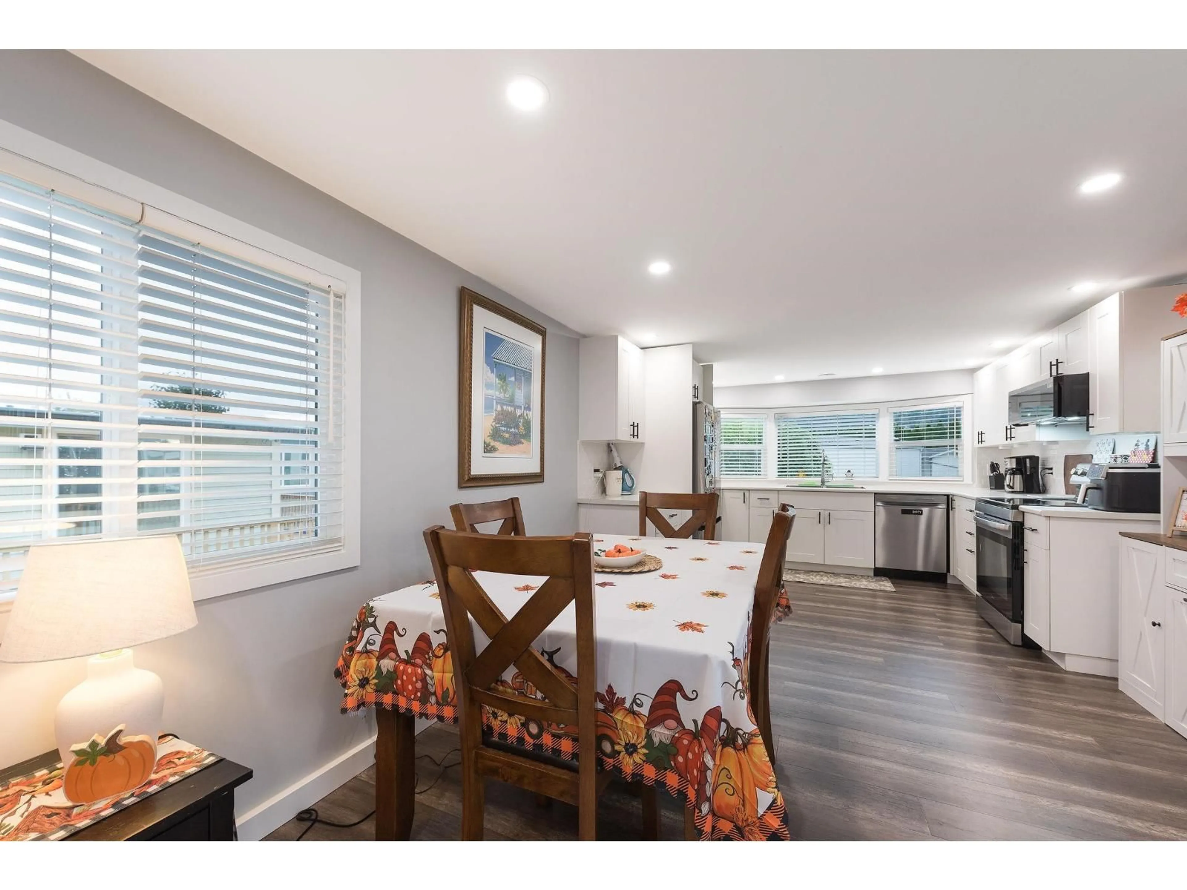 Open concept kitchen, wood/laminate floor for 78 - 5742 UNSWORTH ROAD, Chilliwack British Columbia V2R3A2