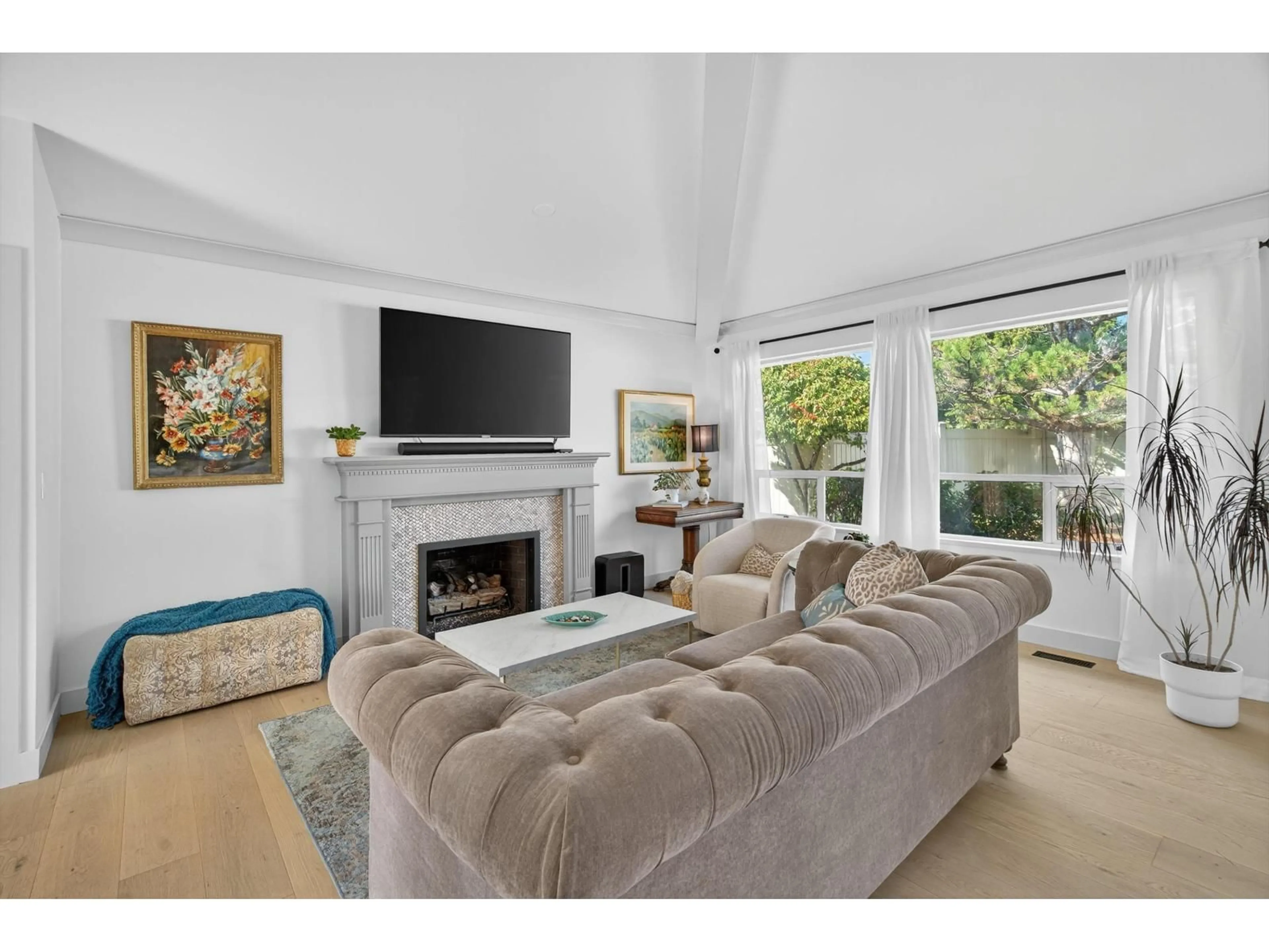 Living room with furniture, unknown for 116 - 15121 19 AVENUE, Surrey British Columbia V4A8J4