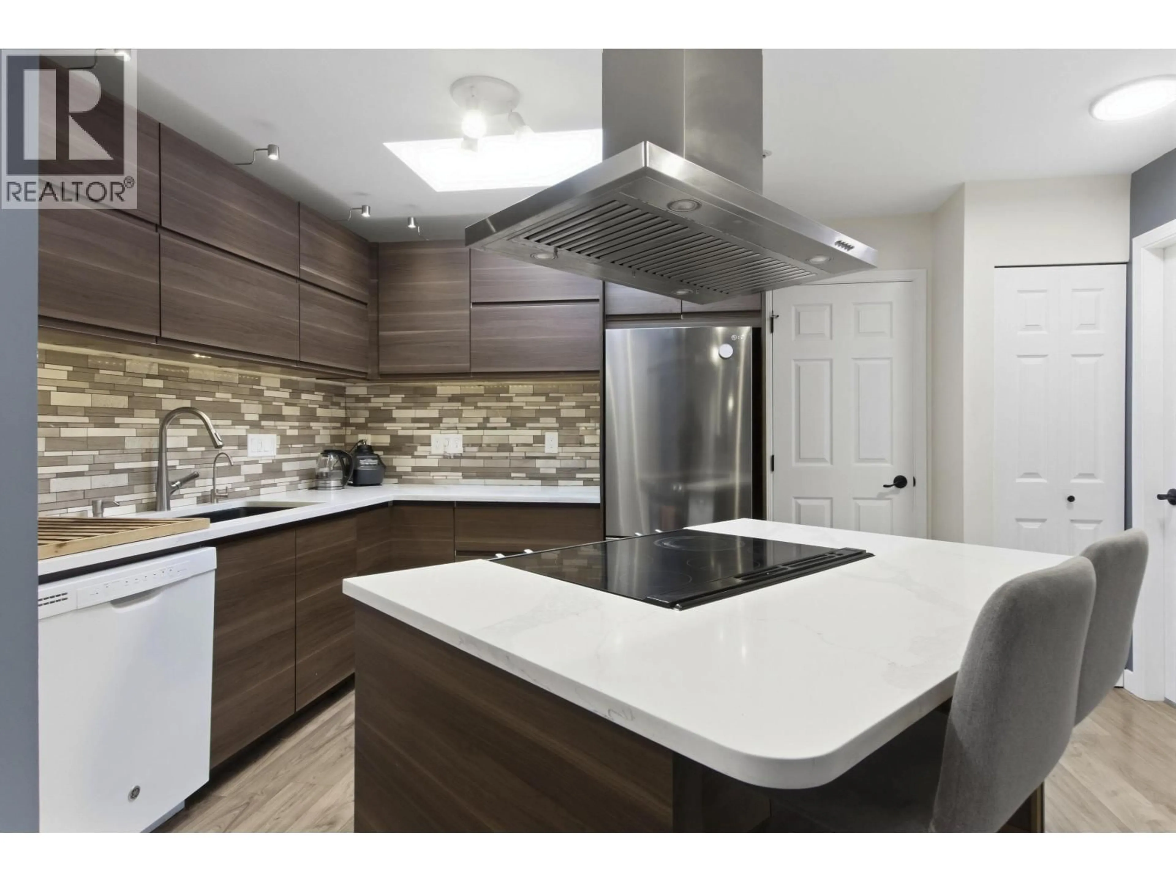 Contemporary kitchen, unknown for 305 - 40160 WILLOW CRESCENT, Squamish British Columbia V8B0M2