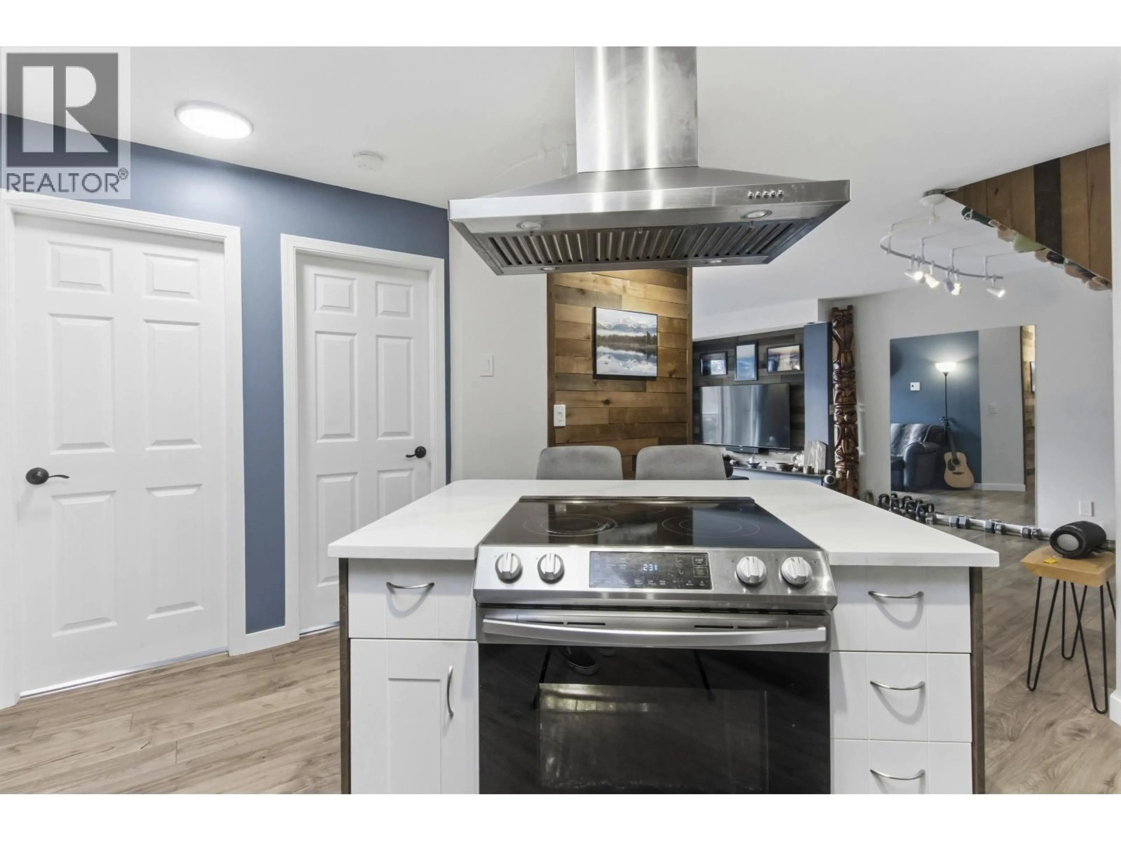 Open concept kitchen, ceramic/tile floor for 305 - 40160 WILLOW CRESCENT, Squamish British Columbia V8B0M2