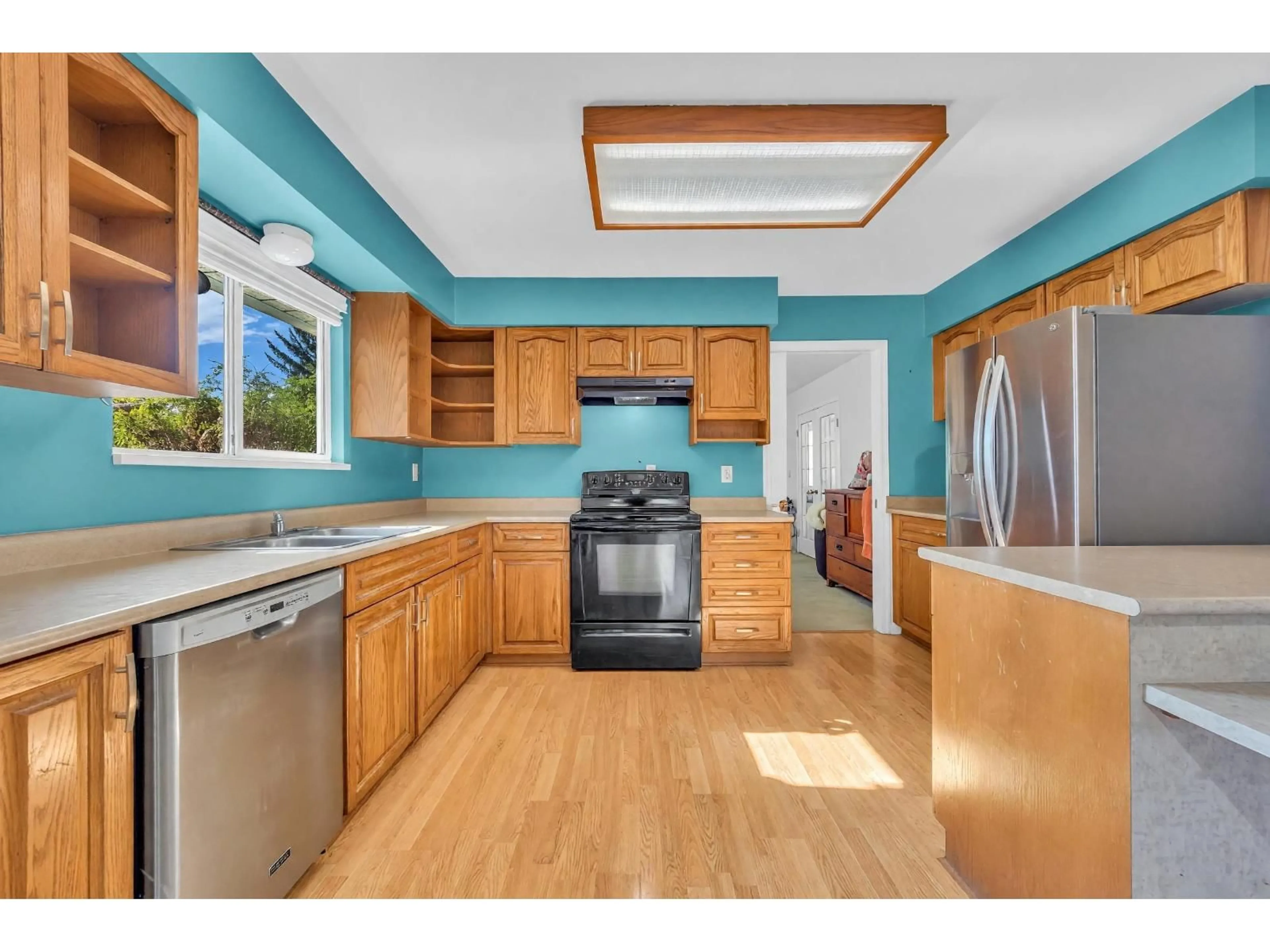 Open concept kitchen, wood/laminate floor for 15447 92A AVENUE, Surrey British Columbia V3R9B2