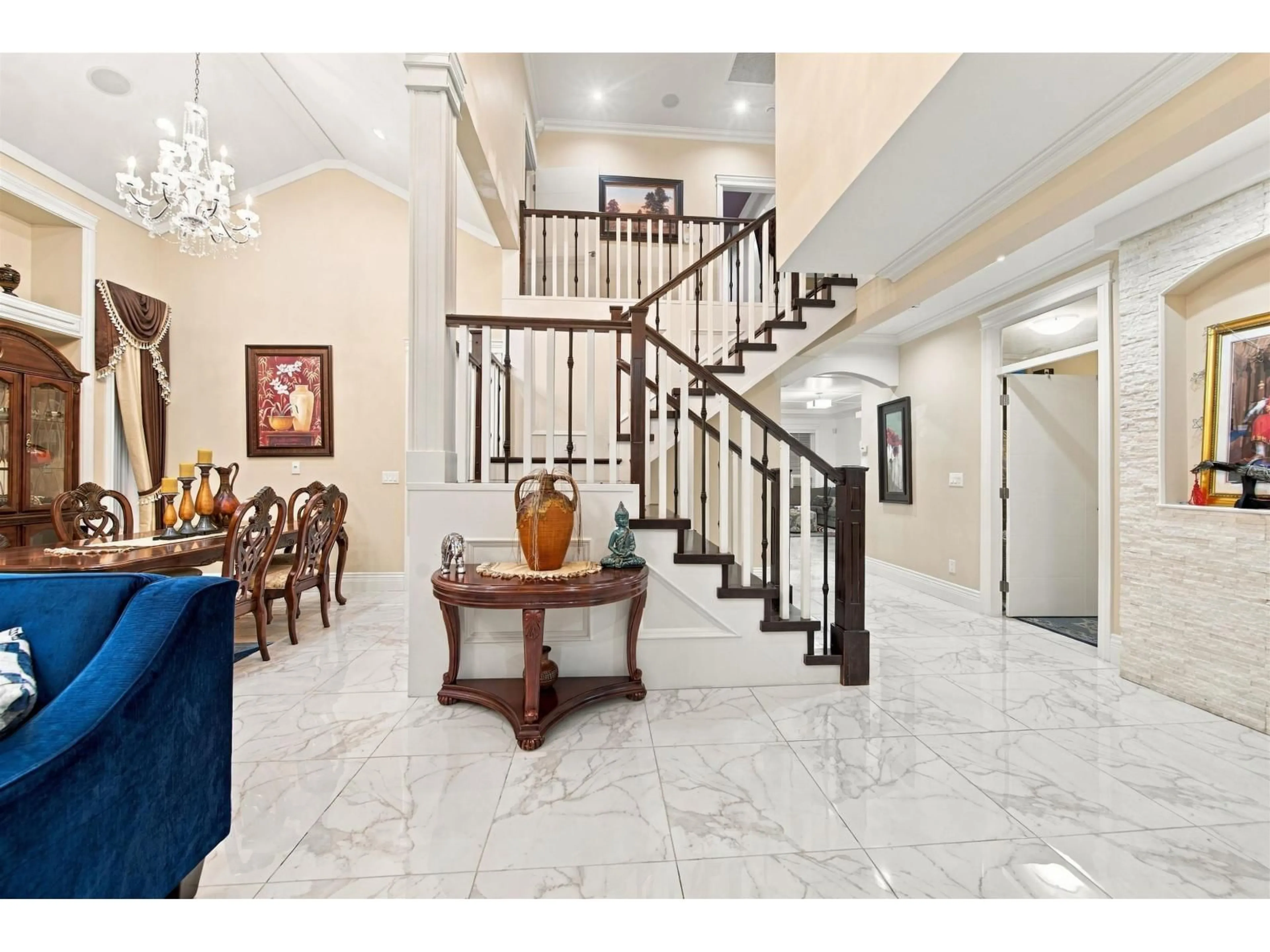 Indoor foyer for 6345 128TH STREET, Surrey British Columbia V3X1S9