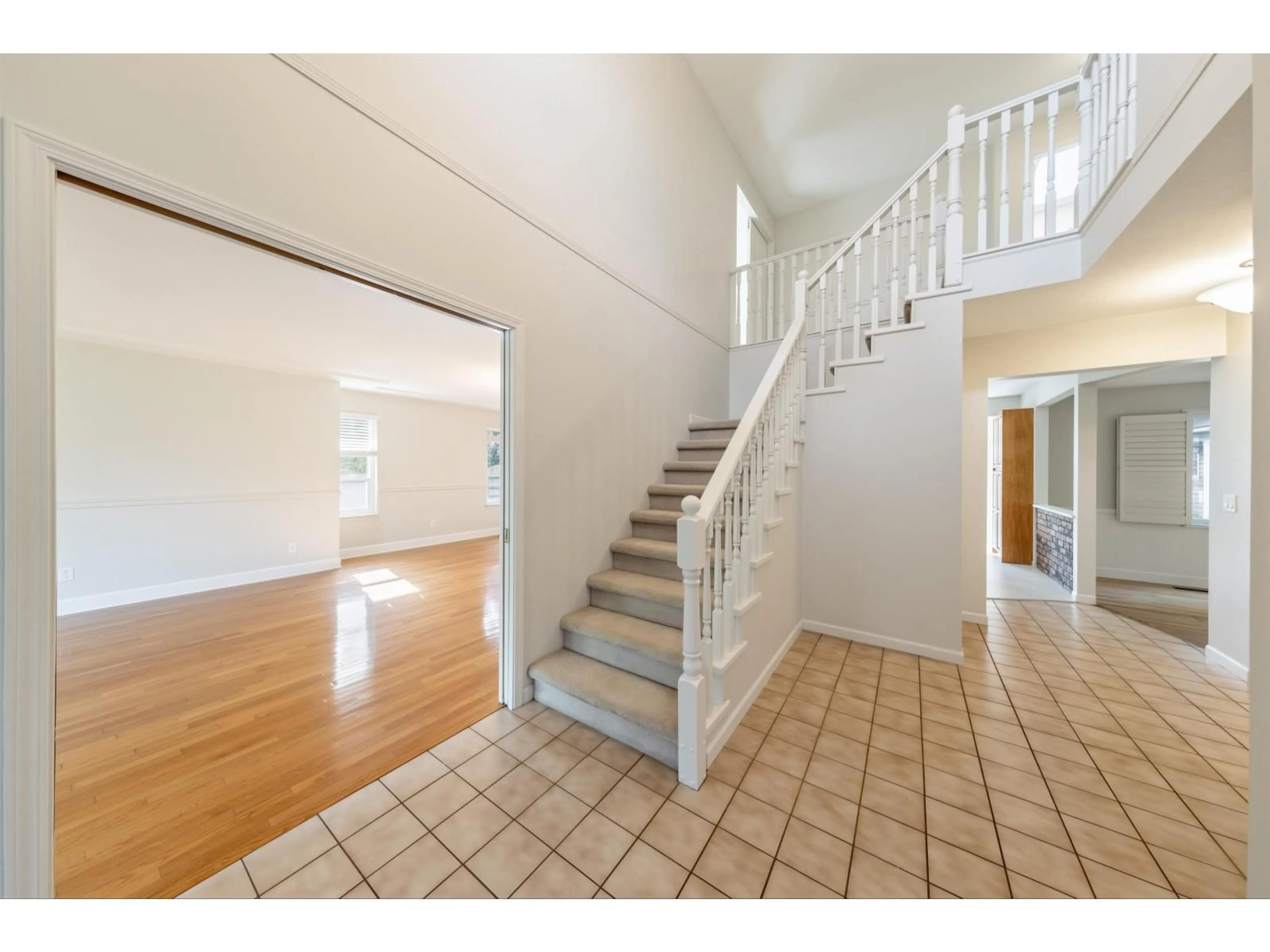 Indoor foyer for 14816 20A AVENUE, Surrey British Columbia V4A8L3