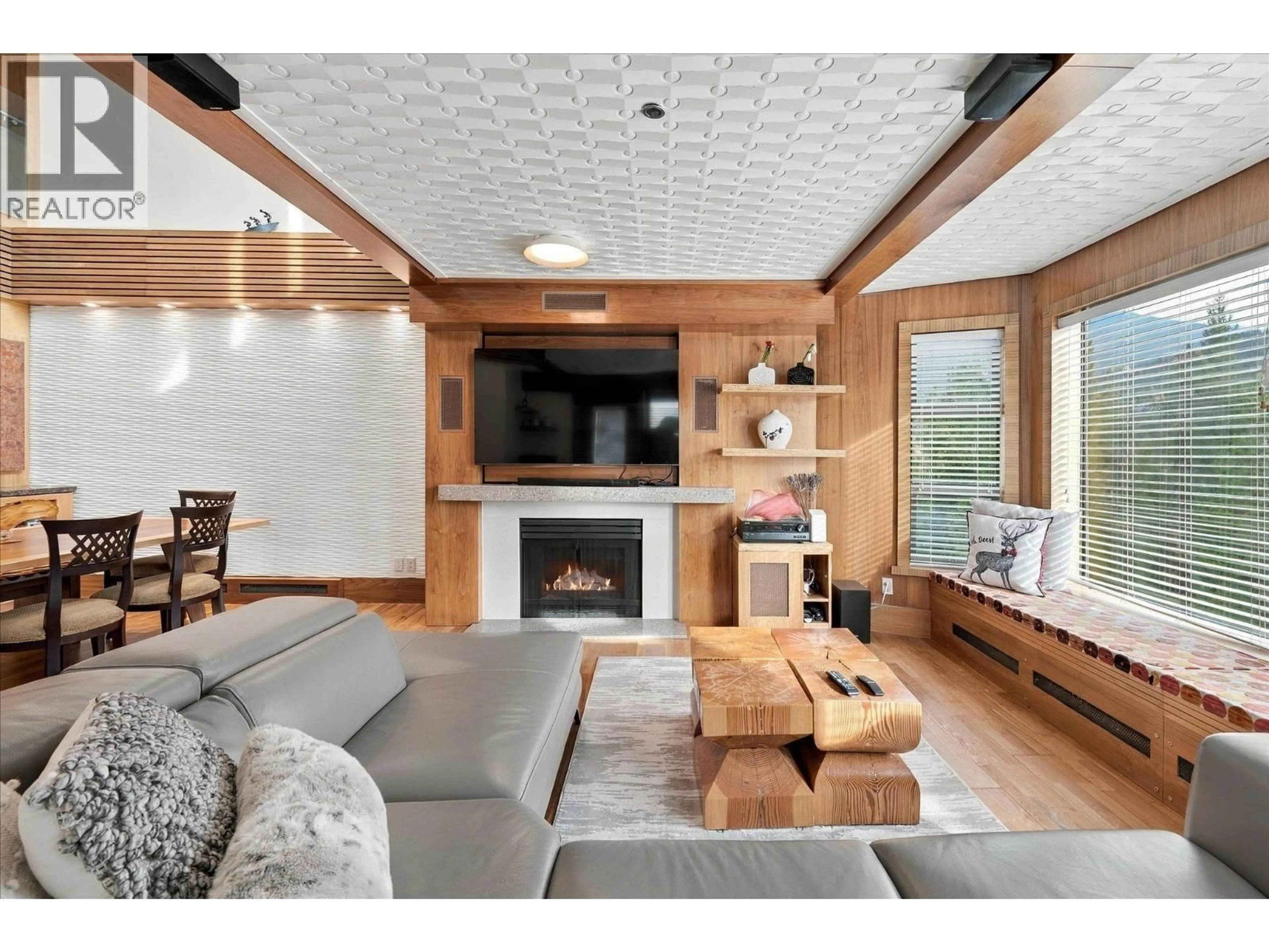 Living room with furniture, wood/laminate floor for 323 - 3309 PTARMIGAN PLACE, Whistler British Columbia V8E0V6