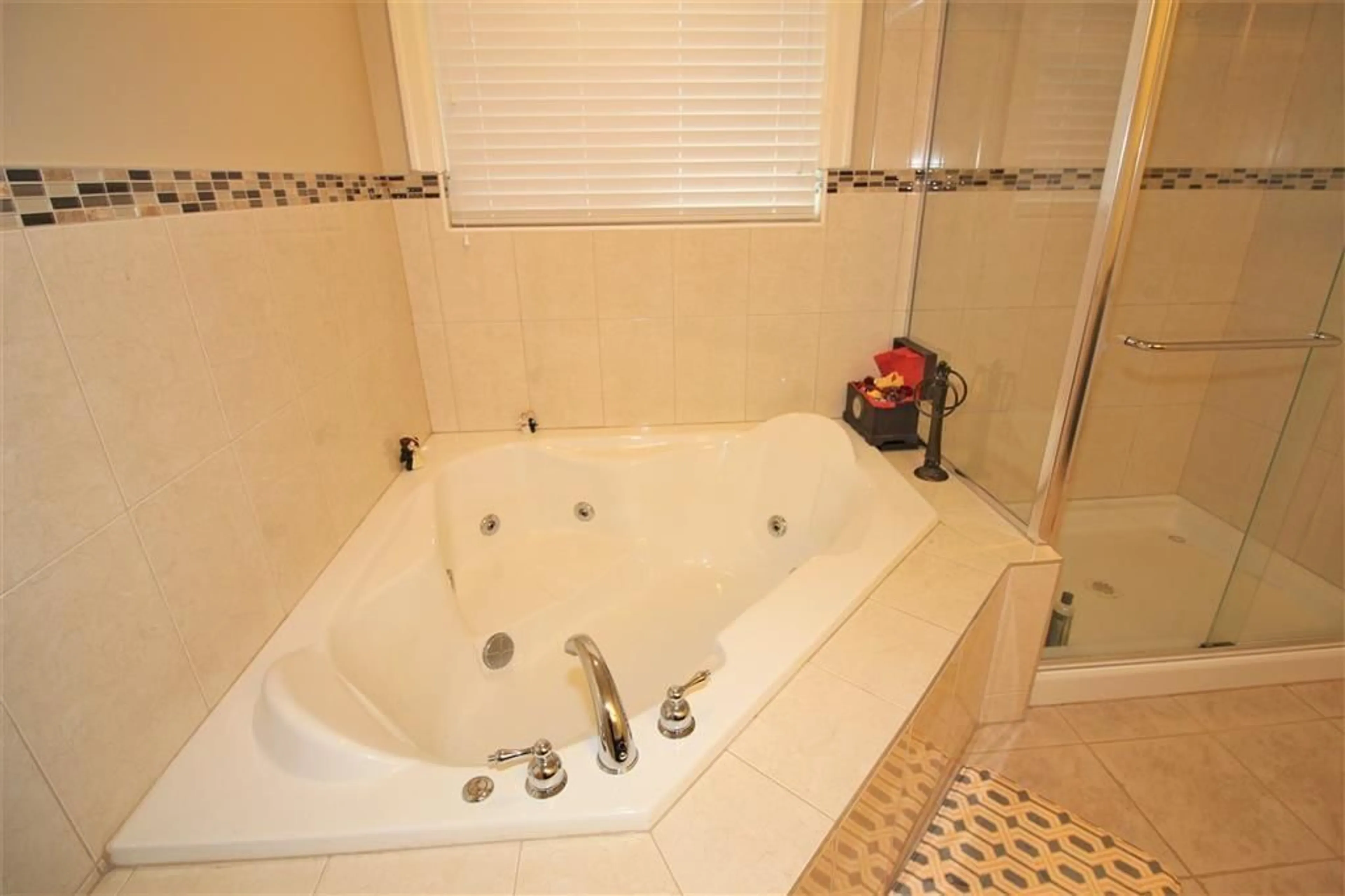 Standard bathroom, ceramic/tile floor for 19789 68 AVENUE, Langley British Columbia V2Y2W5