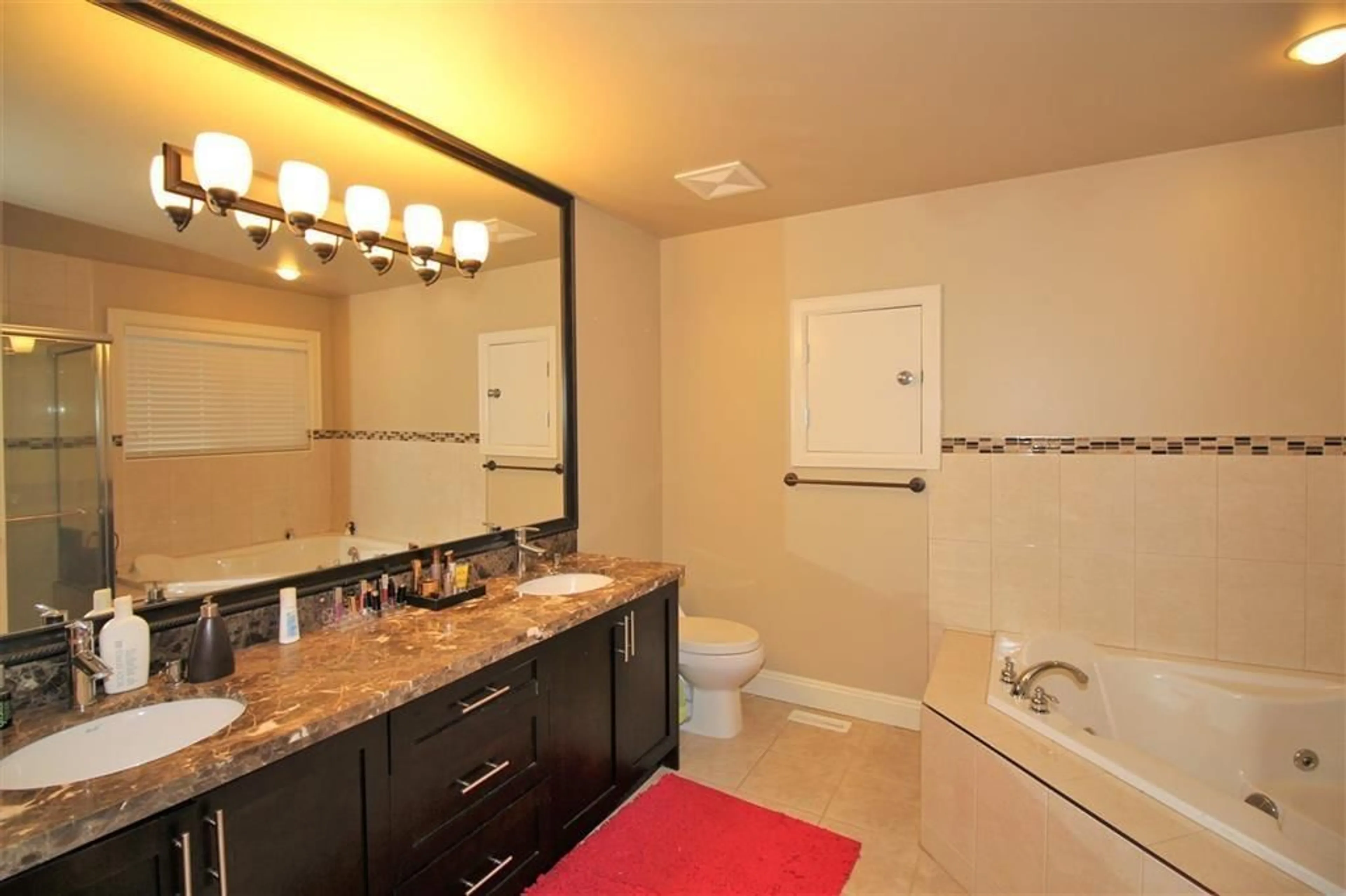 Standard bathroom, ceramic/tile floor for 19789 68 AVENUE, Langley British Columbia V2Y2W5