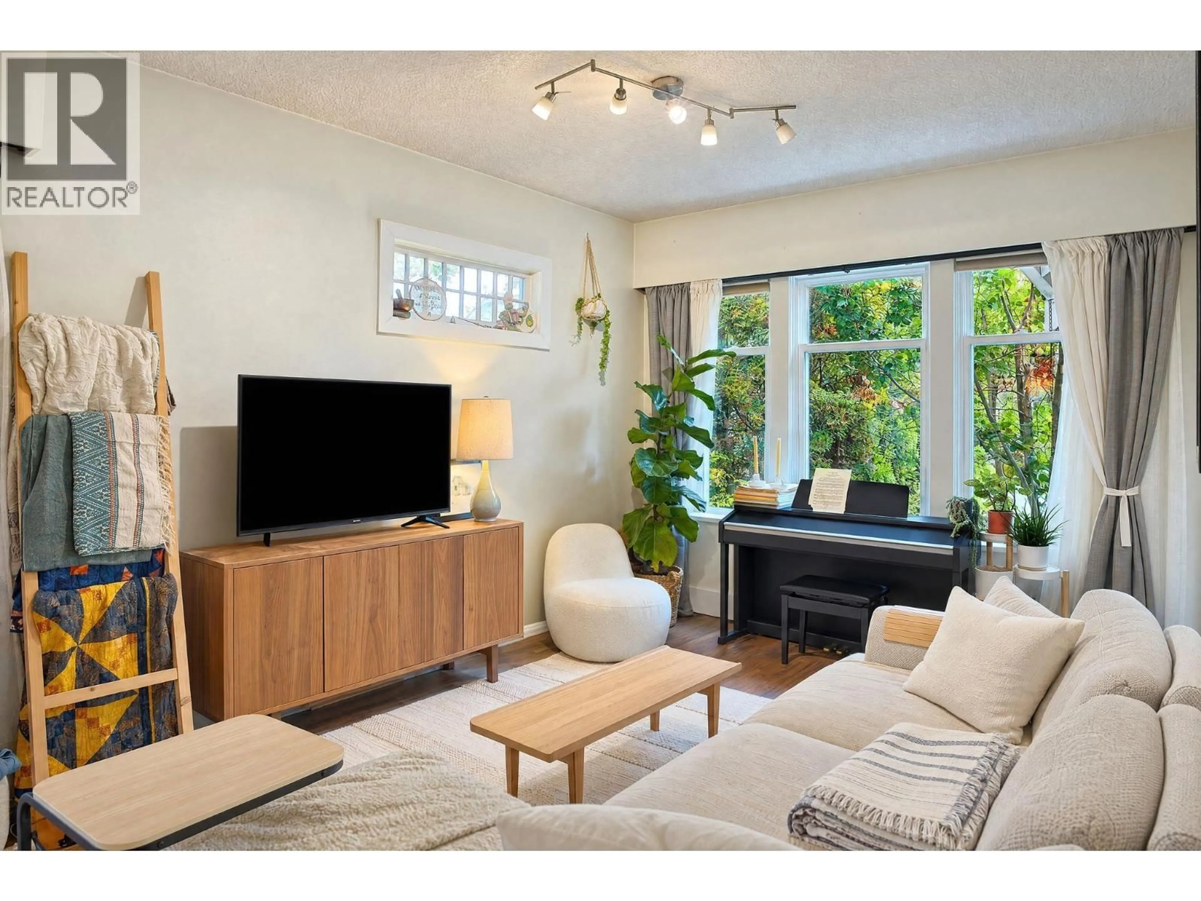 Living room with furniture, wood/laminate floor for 1701 SEMLIN DRIVE, Vancouver British Columbia V5N4P6