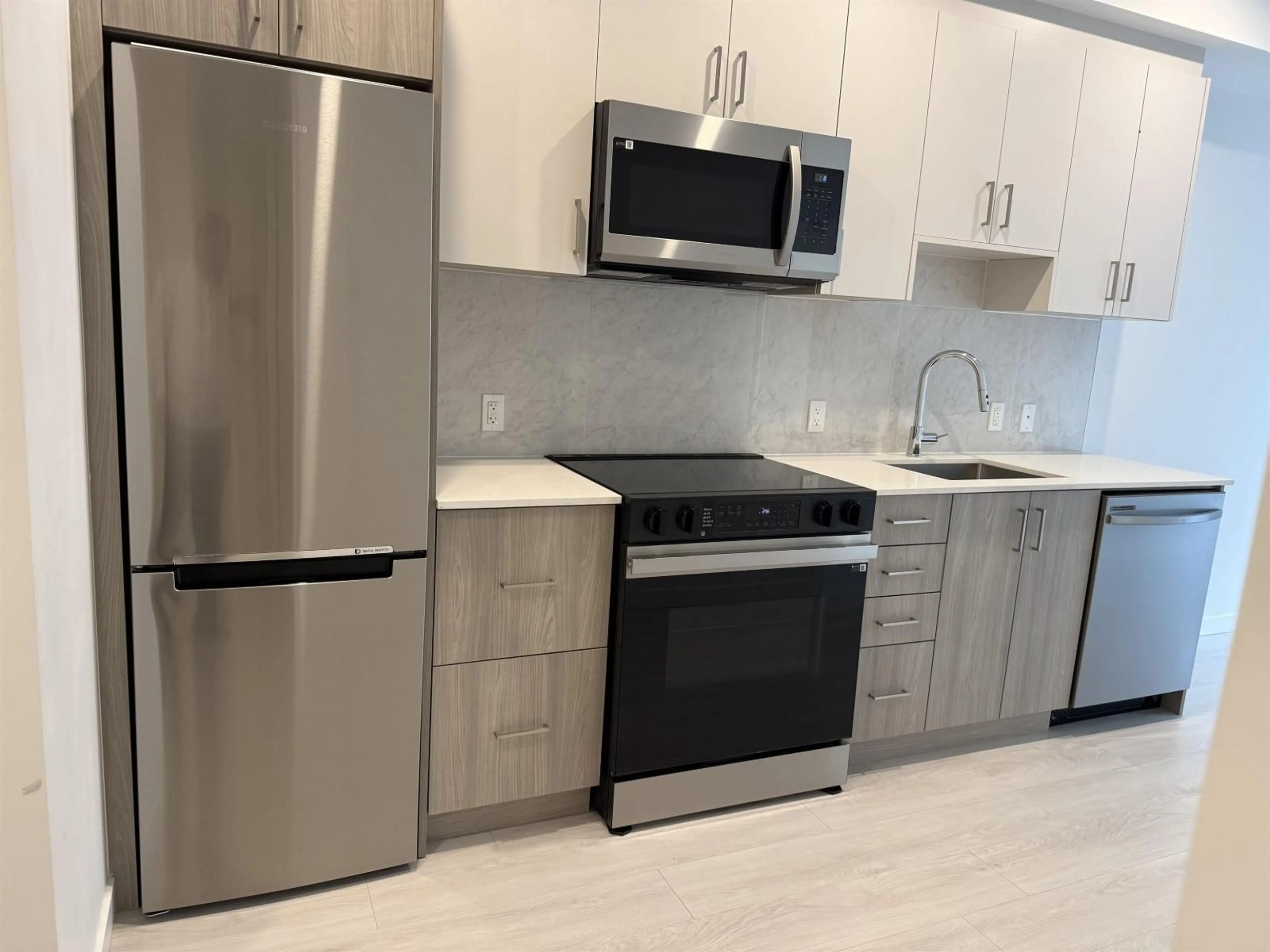 Standard kitchen, unknown for W111 - 13838 108 AVENUE, Surrey British Columbia V3T0T8