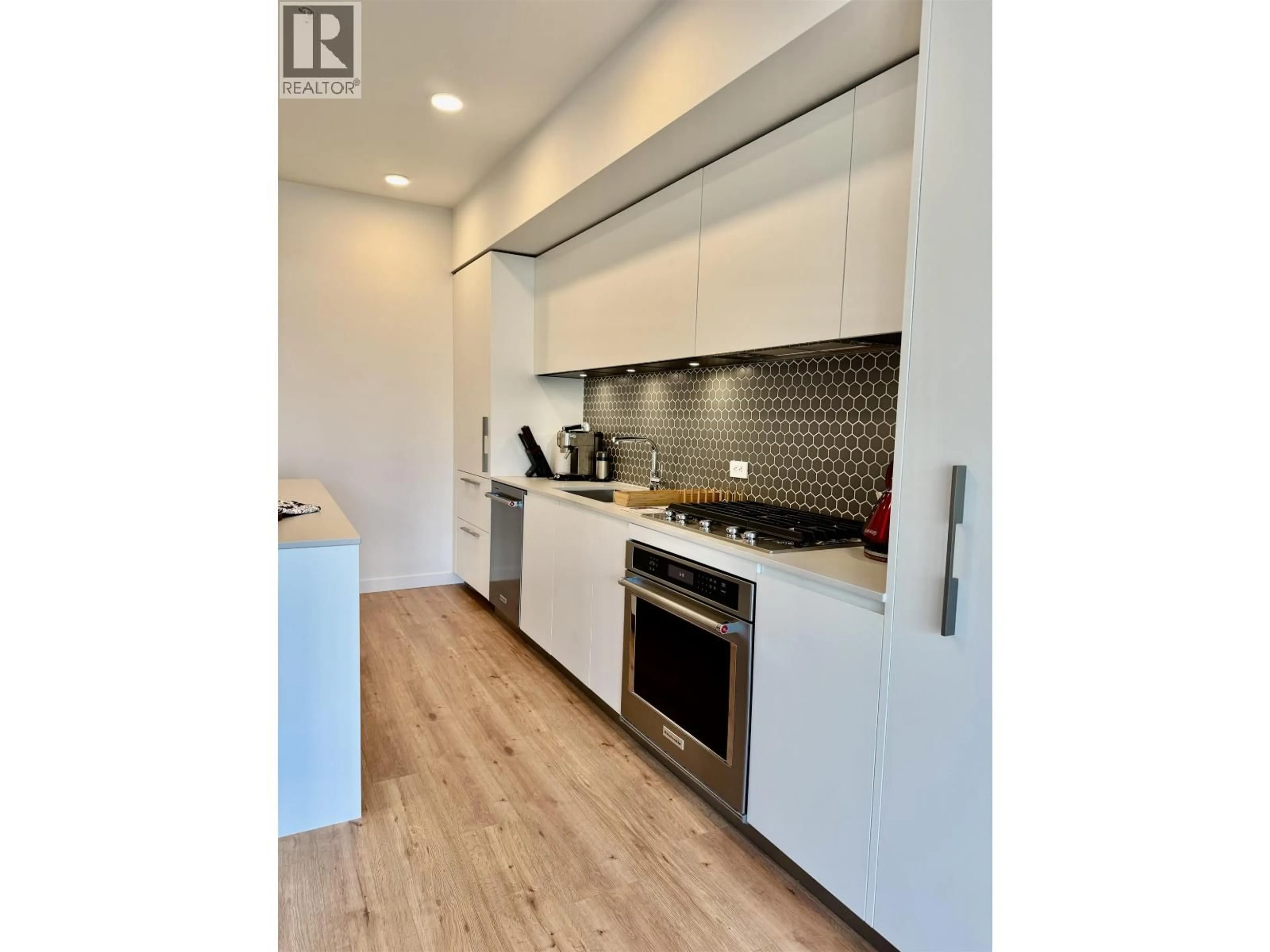 Open concept kitchen, wood/laminate floor for 319 - 1500 SCOTT CRESCENT, Squamish British Columbia V8B1G5