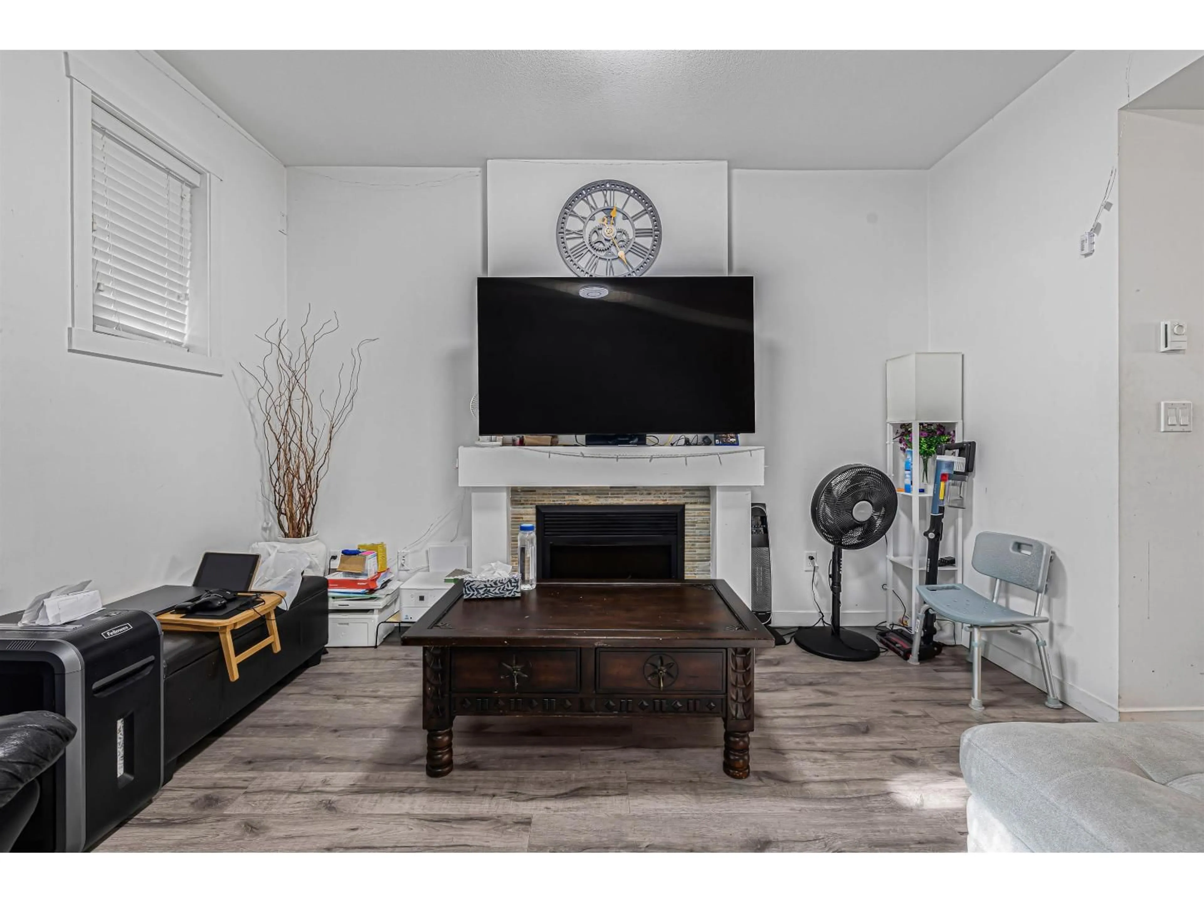 Living room with furniture, wood/laminate floor for 50 - 6123 138 STREET, Surrey British Columbia V3X1E8