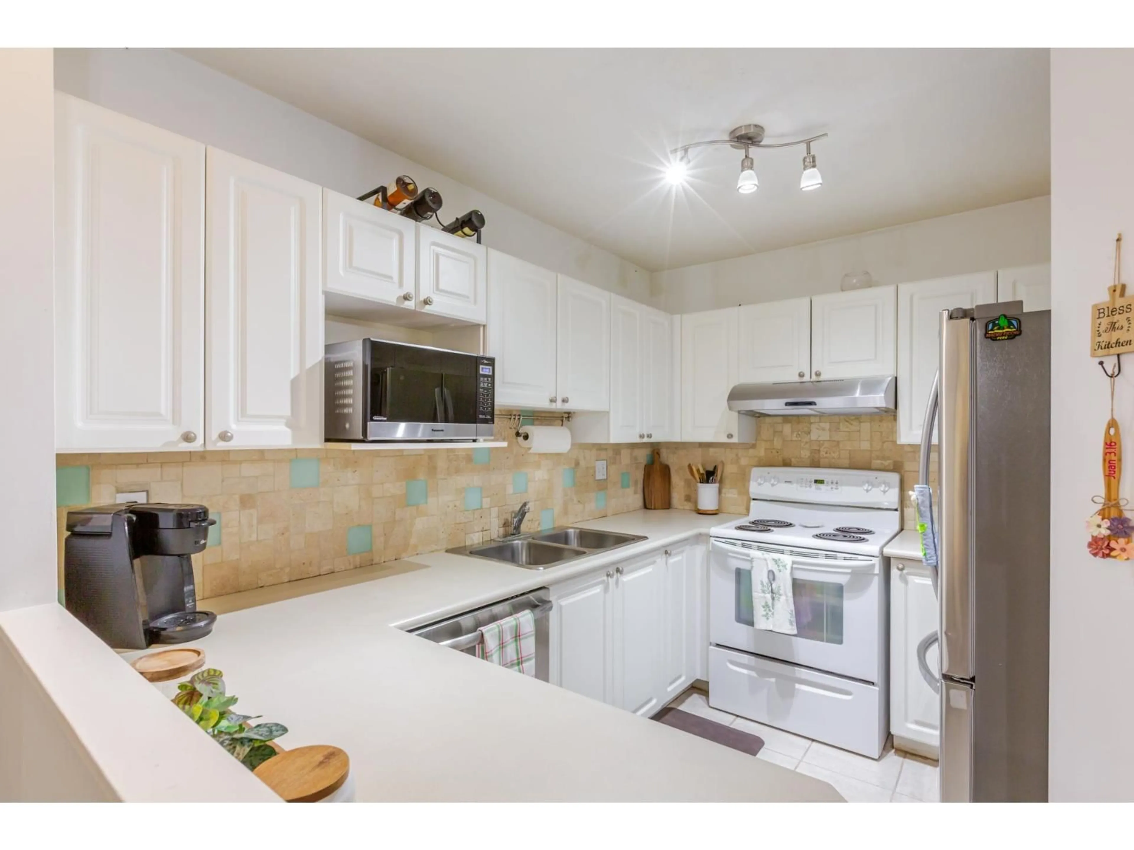 Standard kitchen, unknown for 3 - 13660 84 AVENUE, Surrey British Columbia V3W0T6