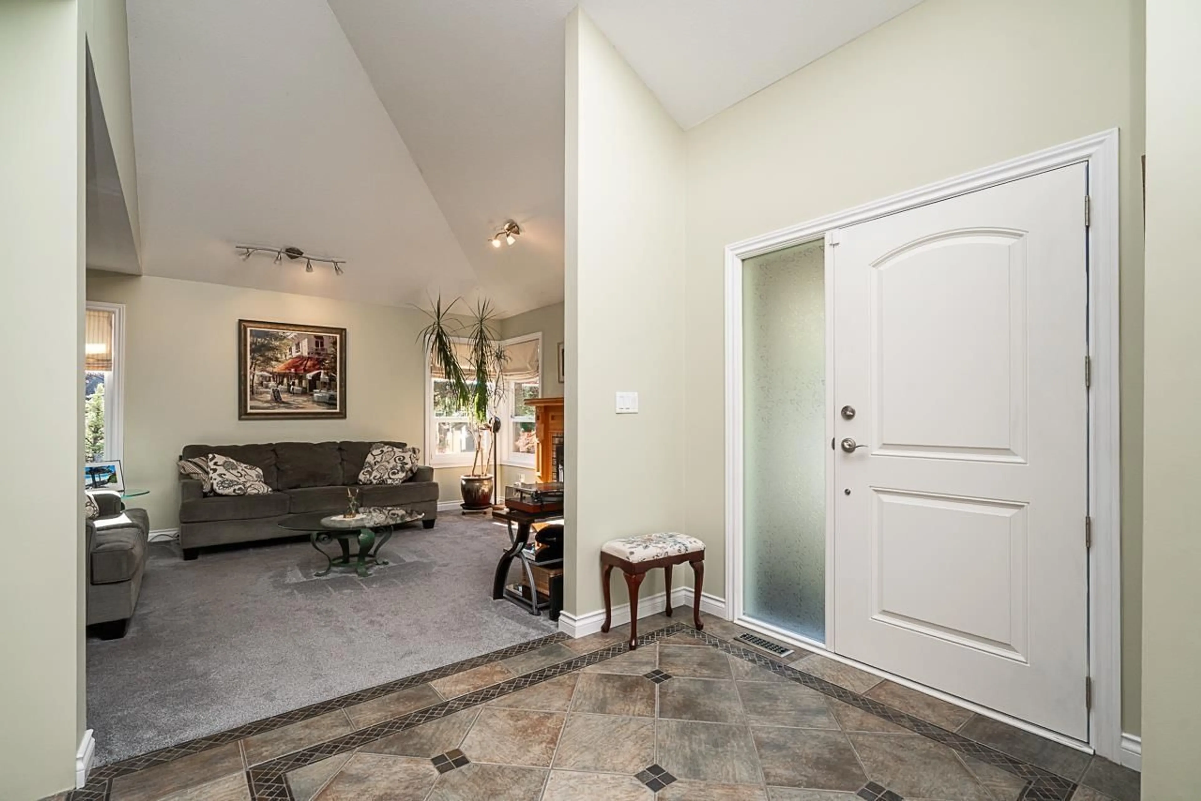 Indoor foyer for 16173 BROOKSIDE GROVE, Surrey British Columbia V4N1S8