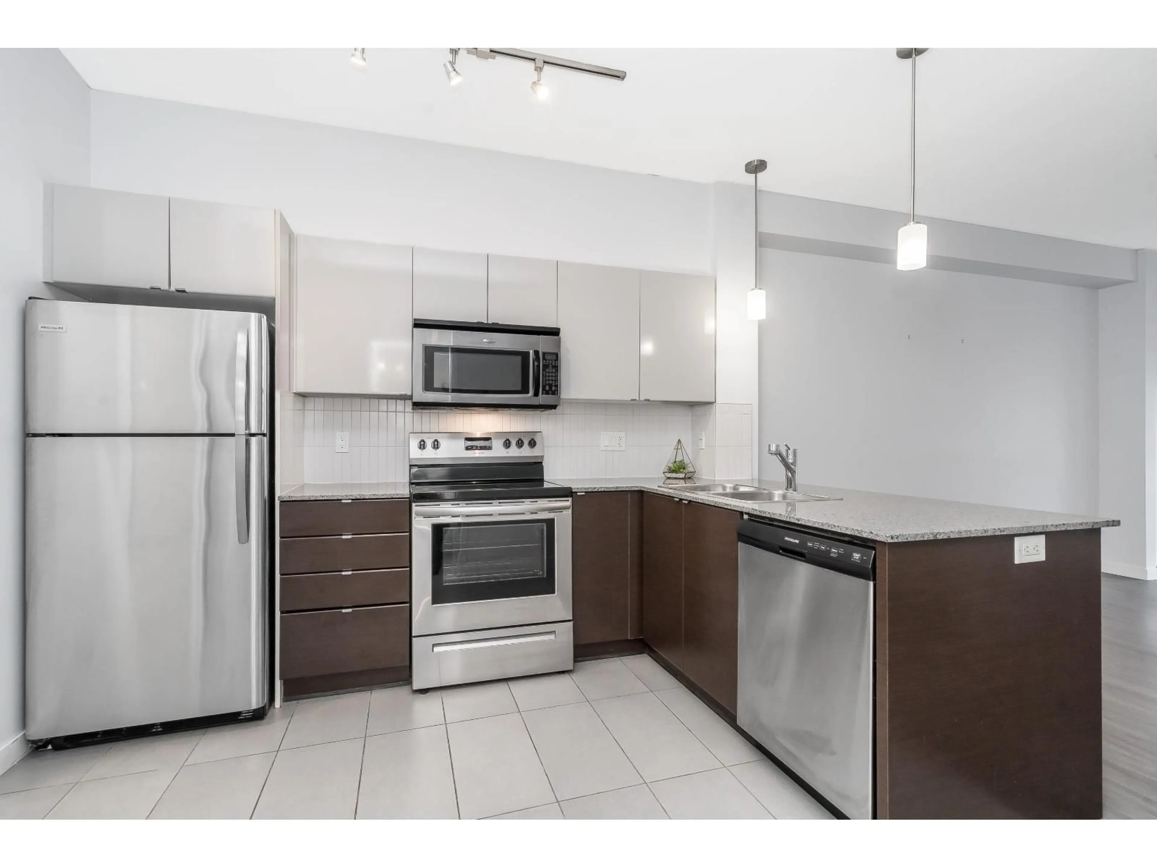 Standard kitchen, unknown for 208 - 13733 107A AVENUE, Surrey British Columbia V3T0B7