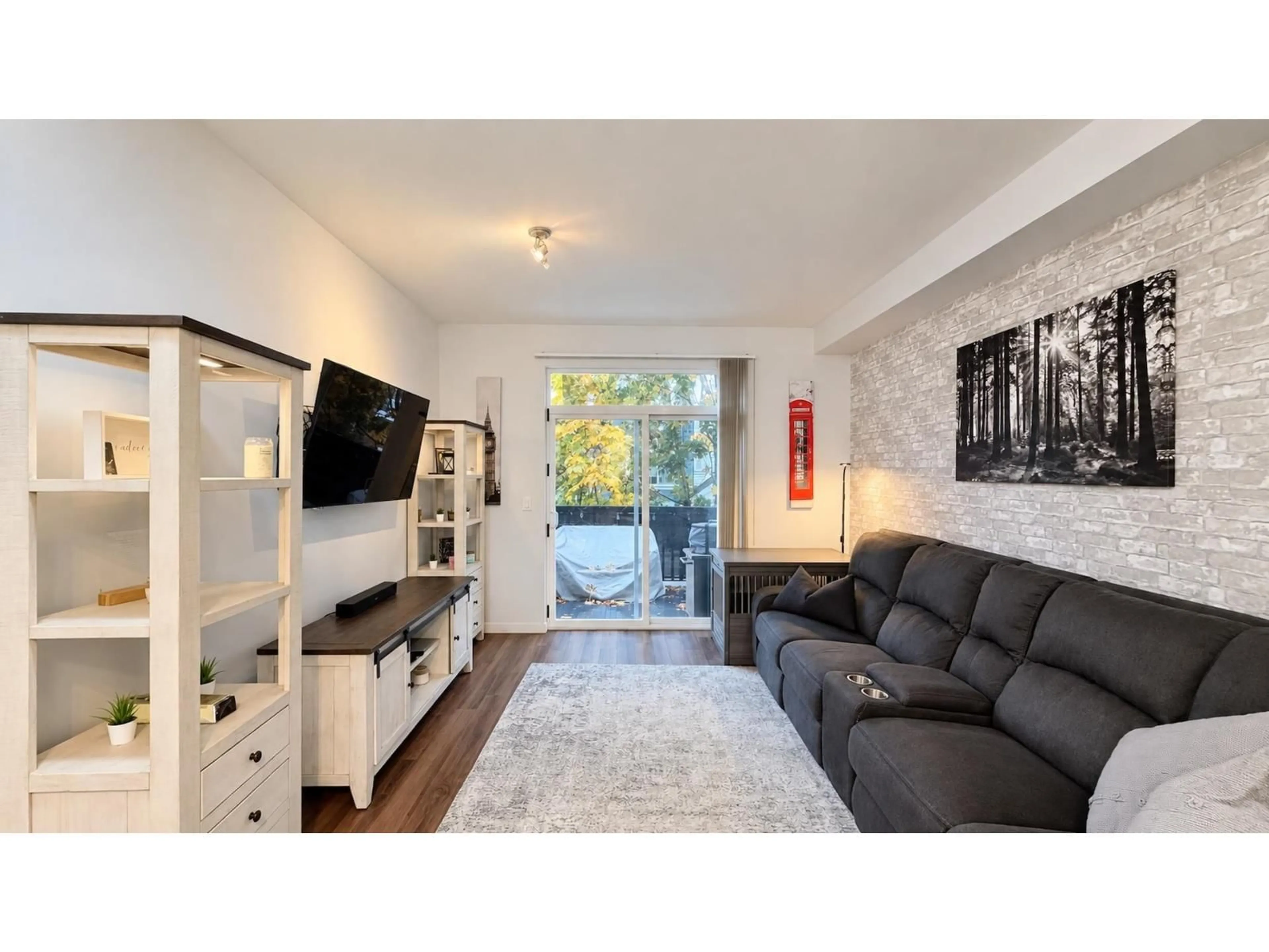 Living room with furniture, wood/laminate floor for 114 - 14833 61 AVENUE, Surrey British Columbia V3S6T6