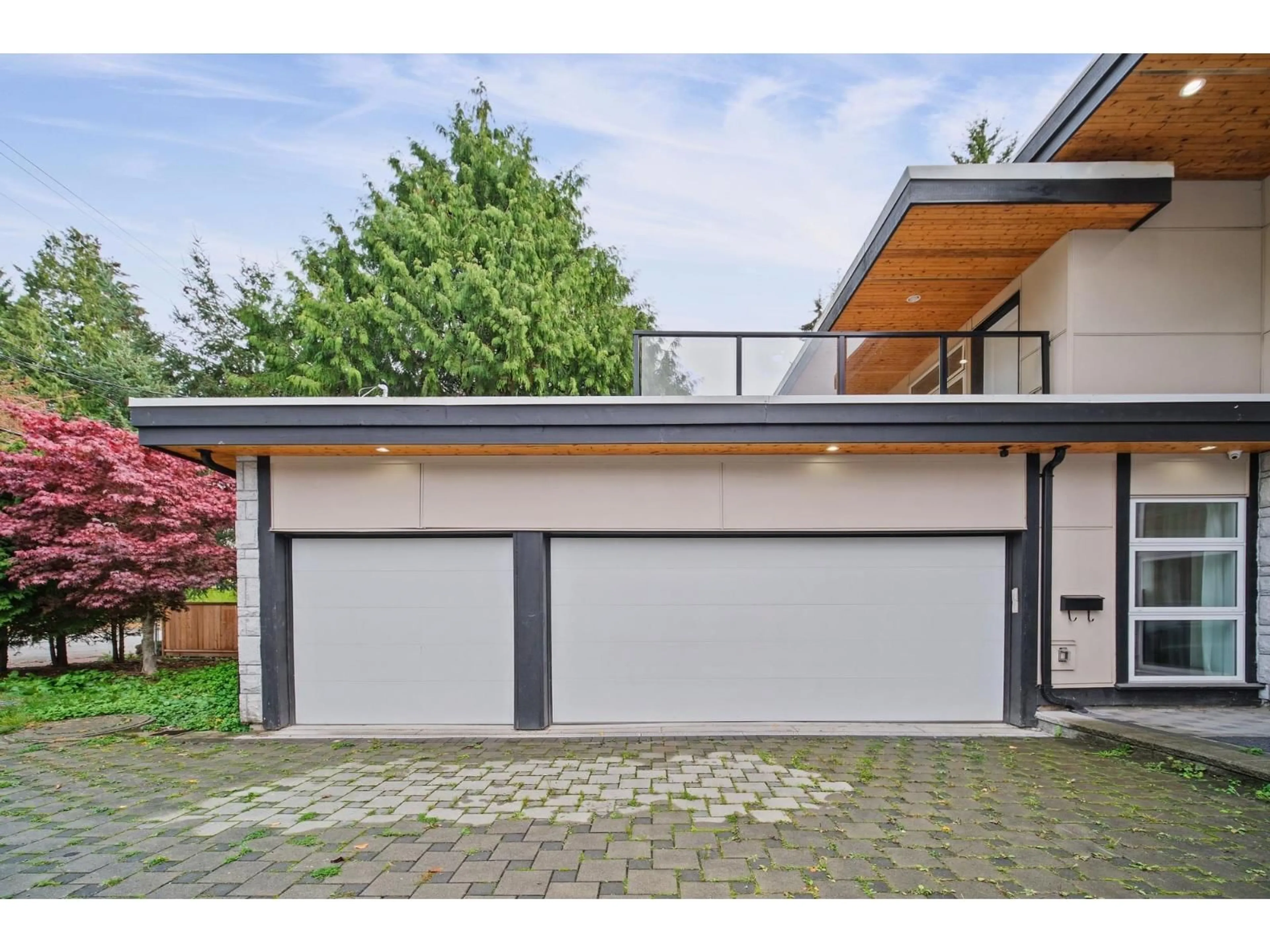 Indoor garage for 13766 NORTH BLUFF ROAD, White Rock British Columbia V4B3B9