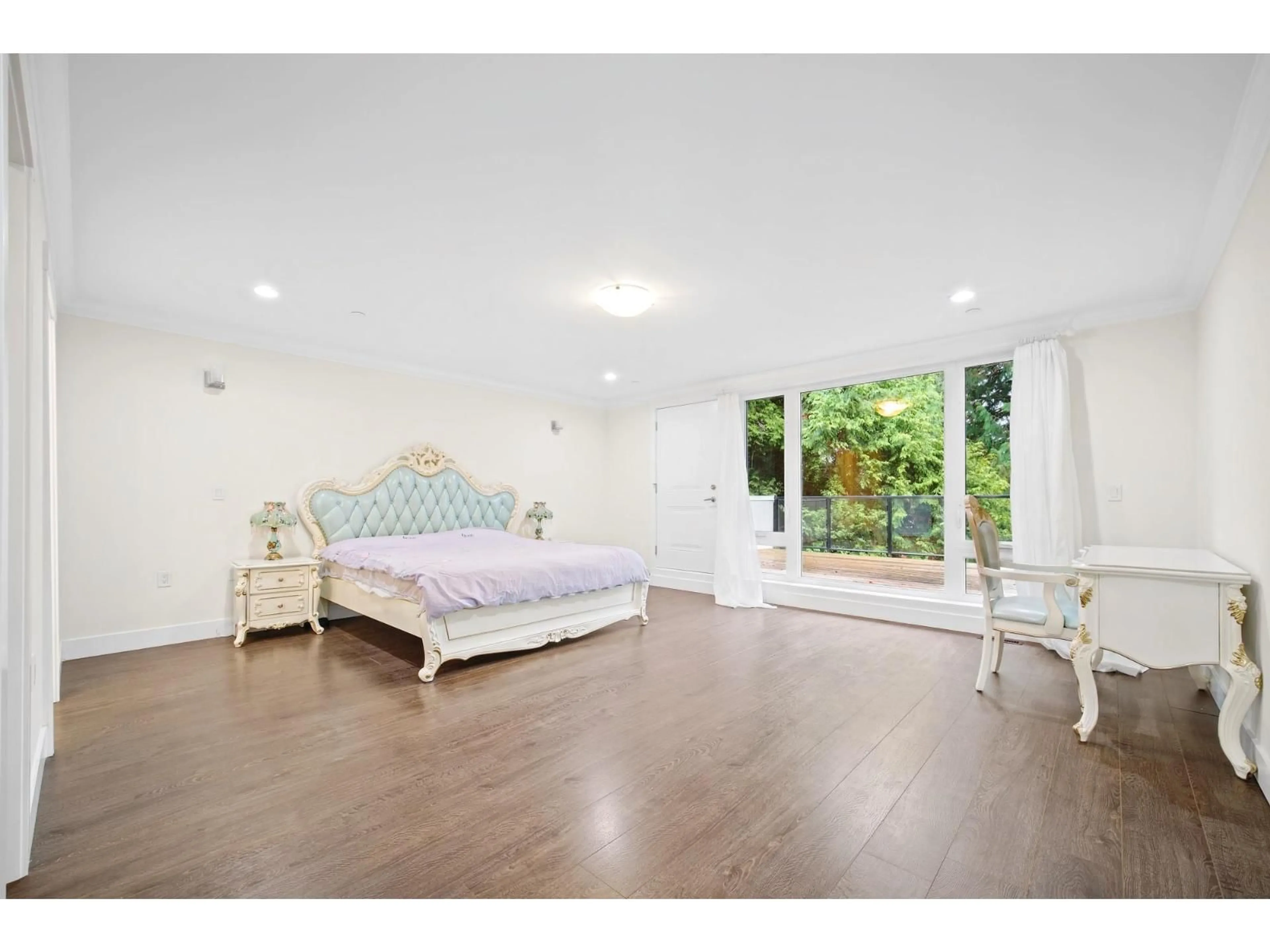 A pic of a room for 13766 NORTH BLUFF ROAD, White Rock British Columbia V4B3B9