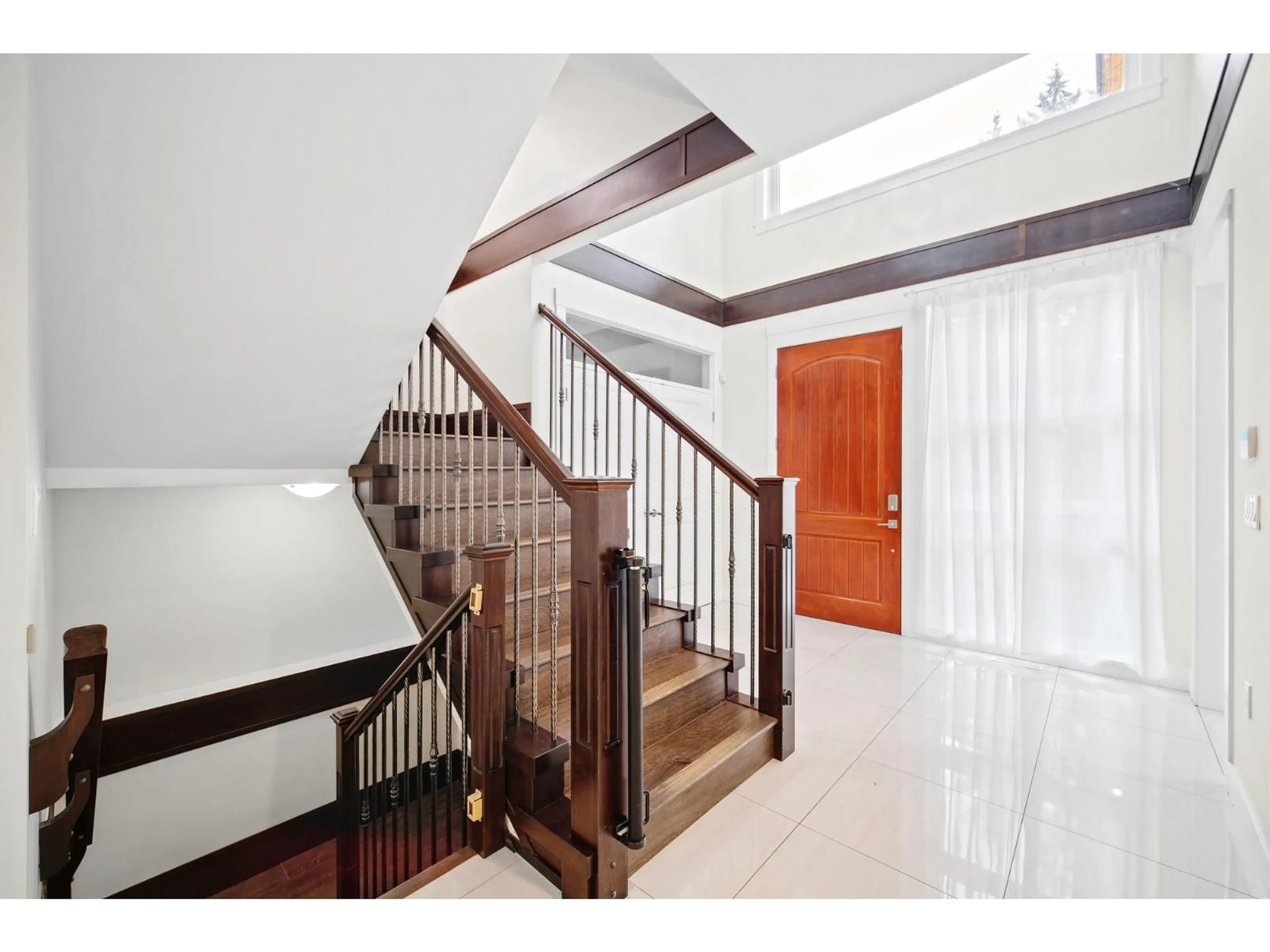 Indoor foyer for 13766 NORTH BLUFF ROAD, White Rock British Columbia V4B3B9