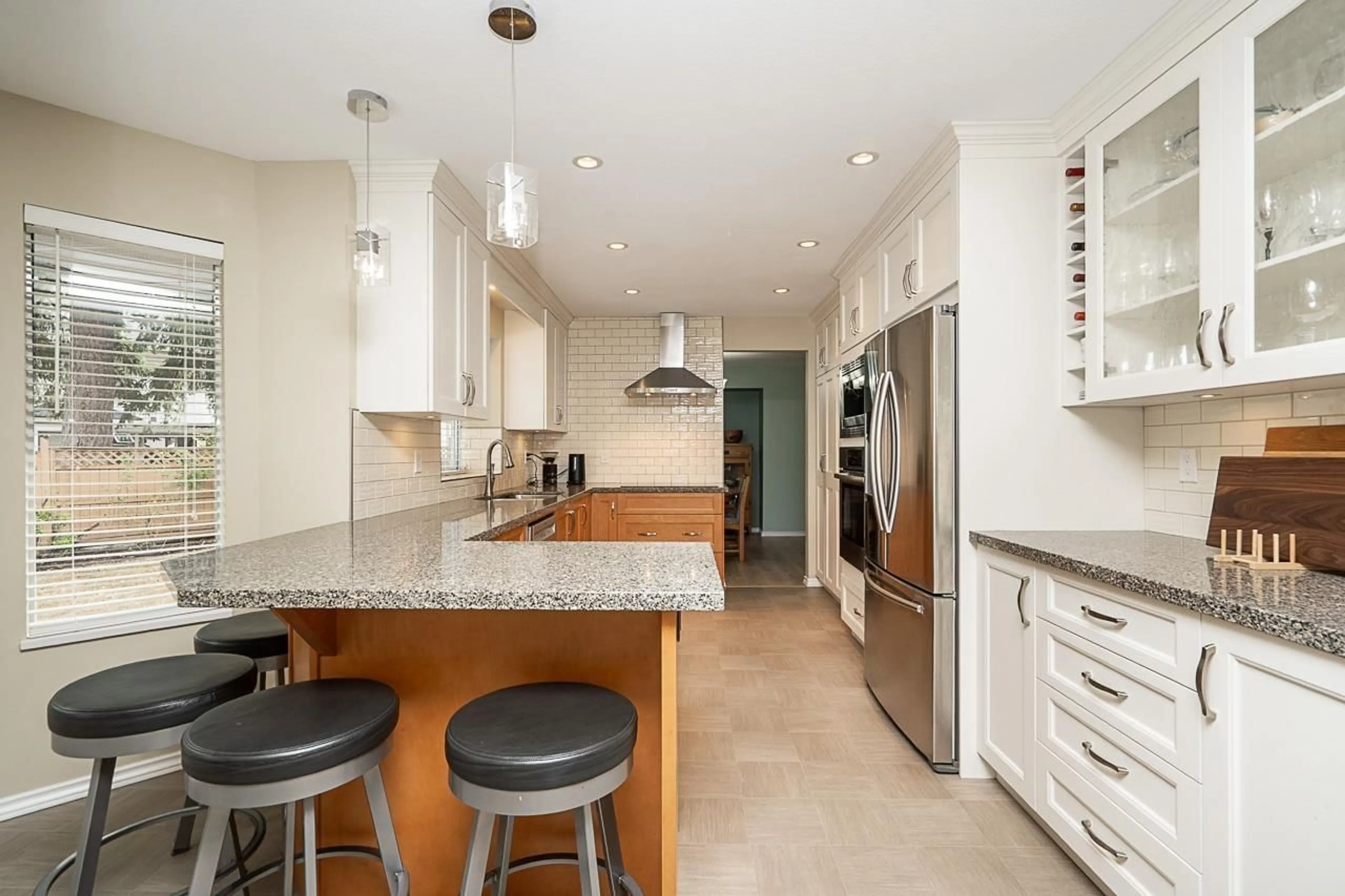 Open concept kitchen, ceramic/tile floor for 6982 128A STREET, Surrey British Columbia V3W0P1