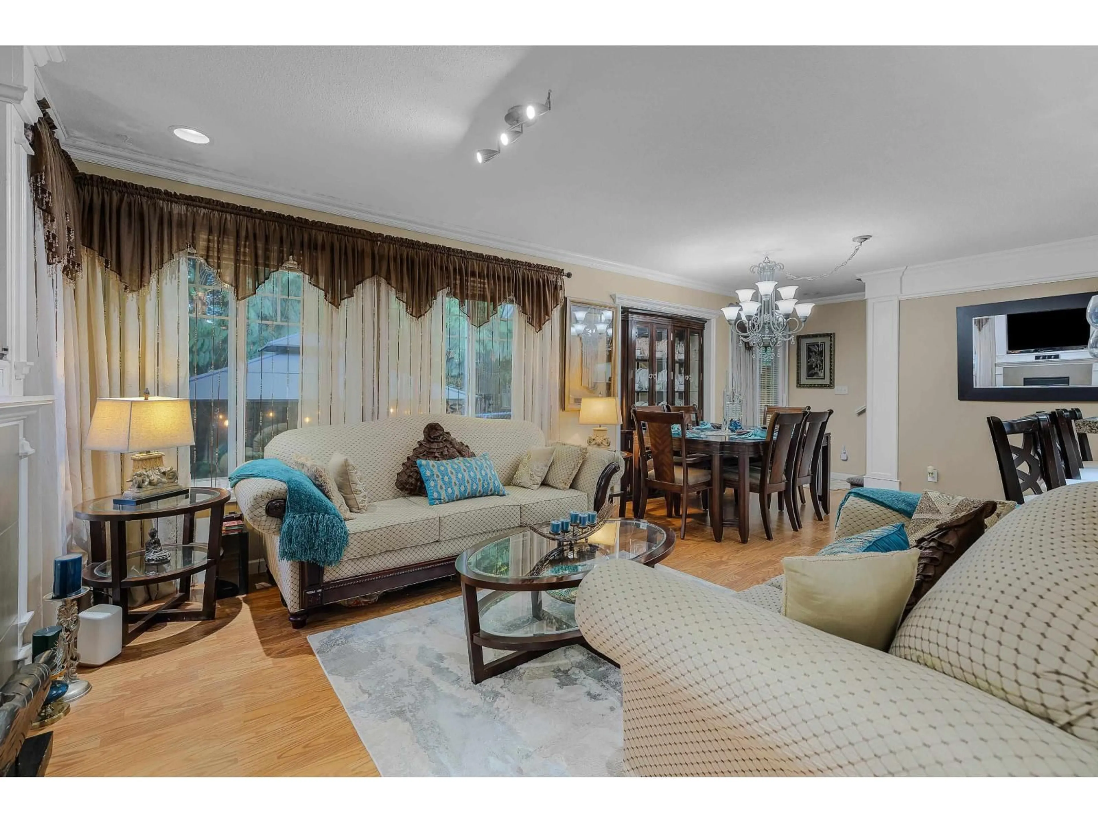Living room with furniture, wood/laminate floor for 44 - 6110 138 STREET, Surrey British Columbia V3X3V6