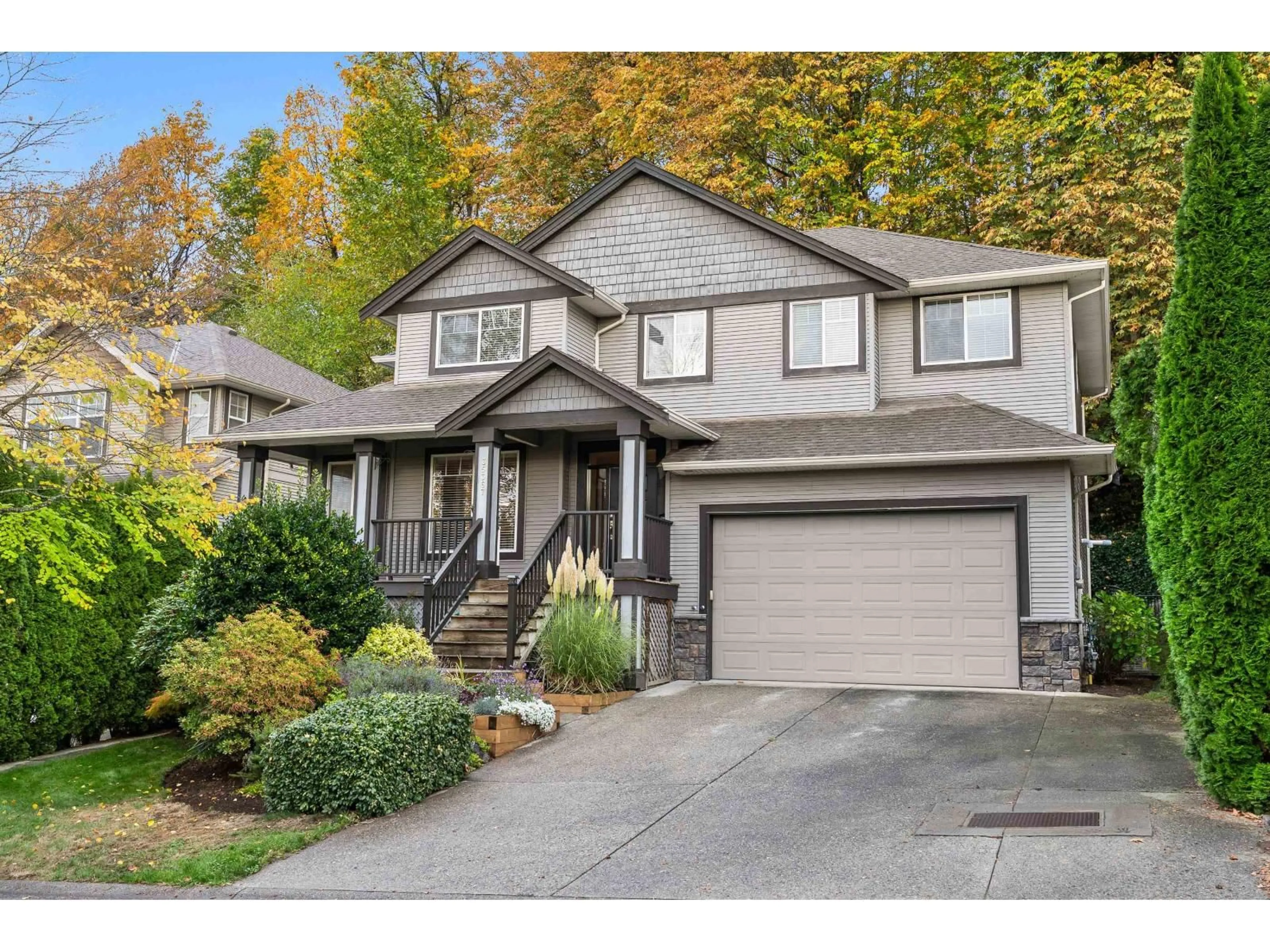 Home with vinyl exterior material, street for 35367 KINLOCH PLACE, Abbotsford British Columbia V3G3A8