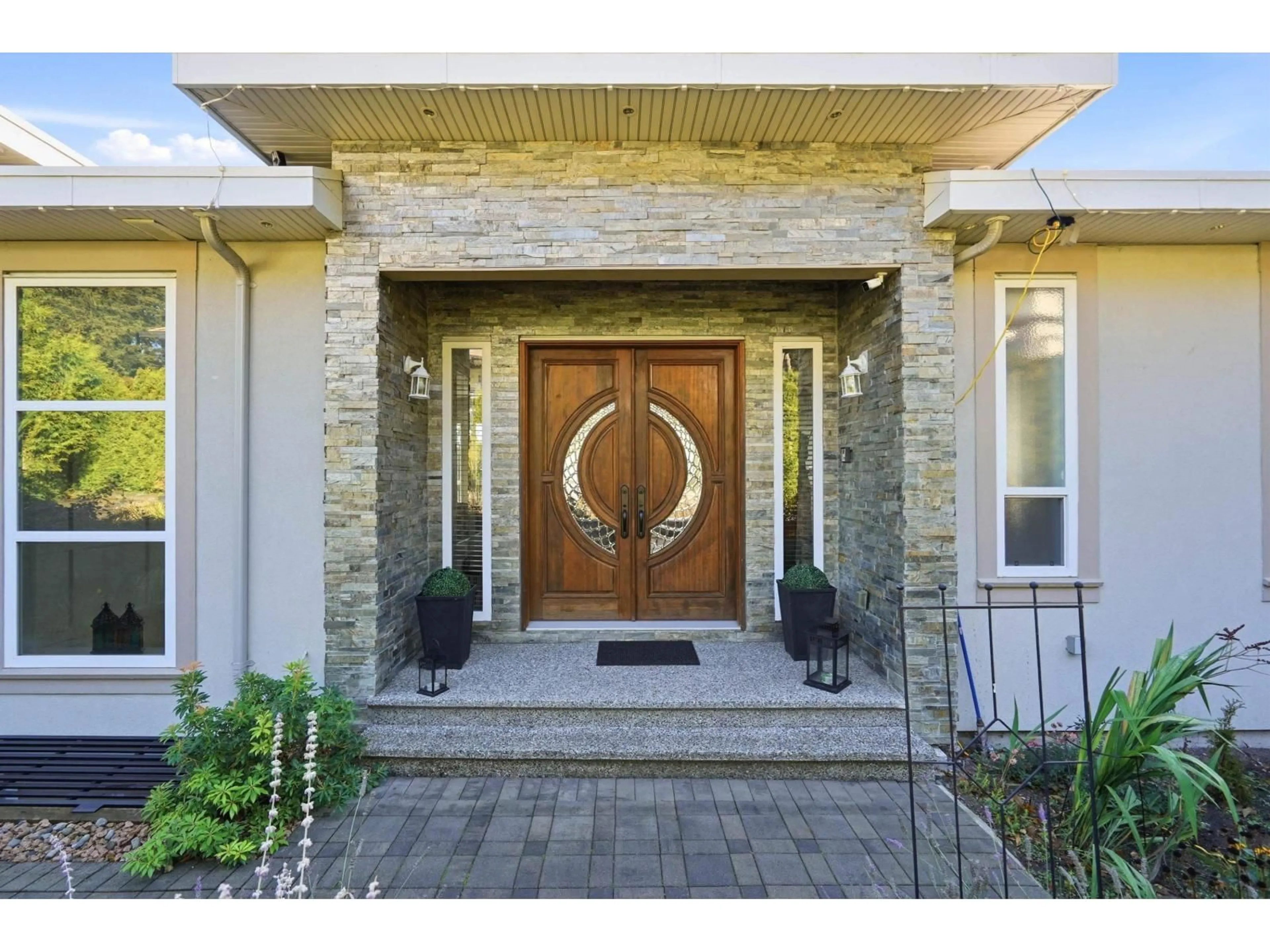 Indoor entryway for 12528 52A AVENUE, Surrey British Columbia V3X3K3