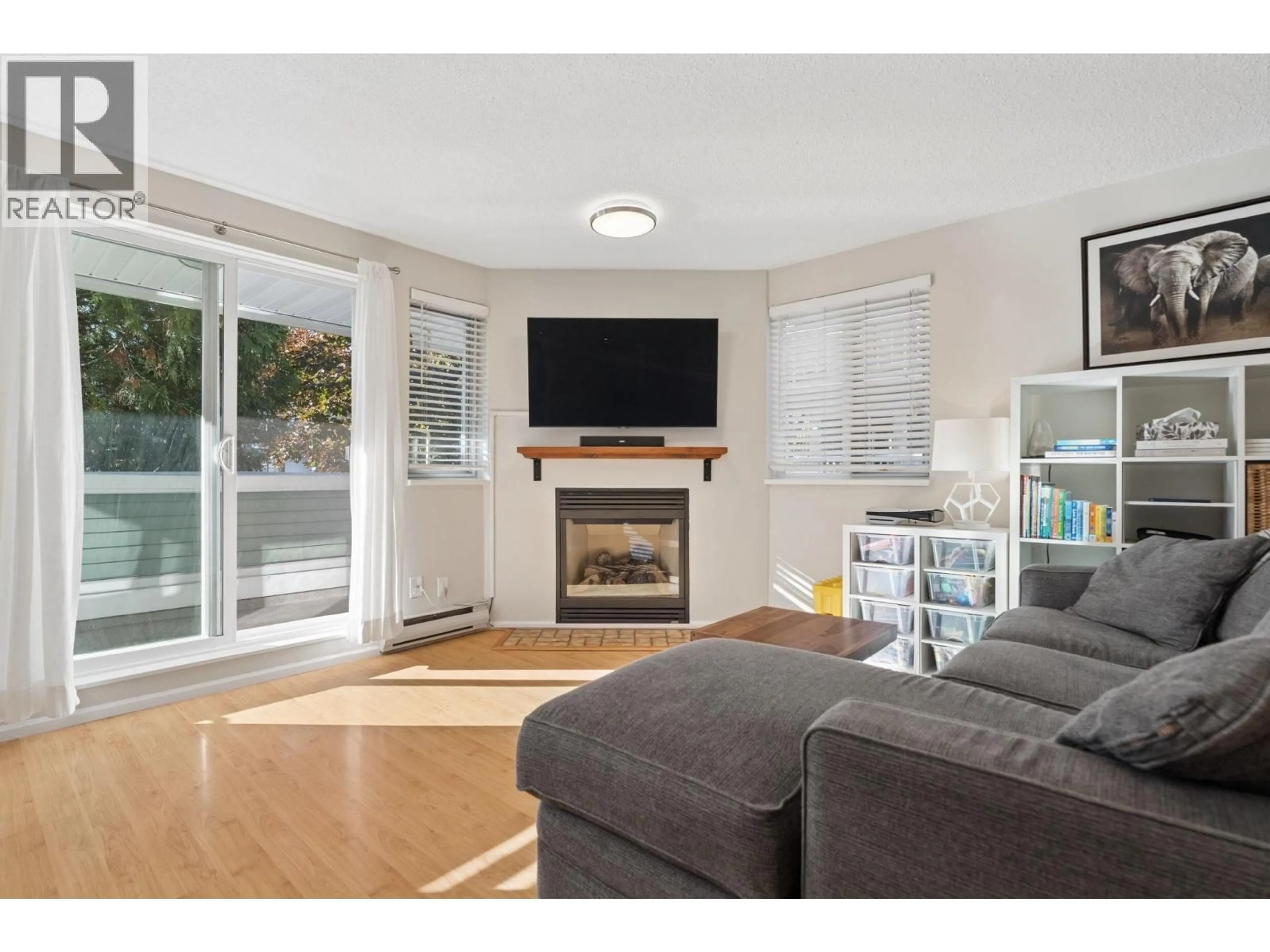 Living room with furniture, wood/laminate floor for 13 - 1949 8TH AVENUE, Vancouver British Columbia V6J1W2