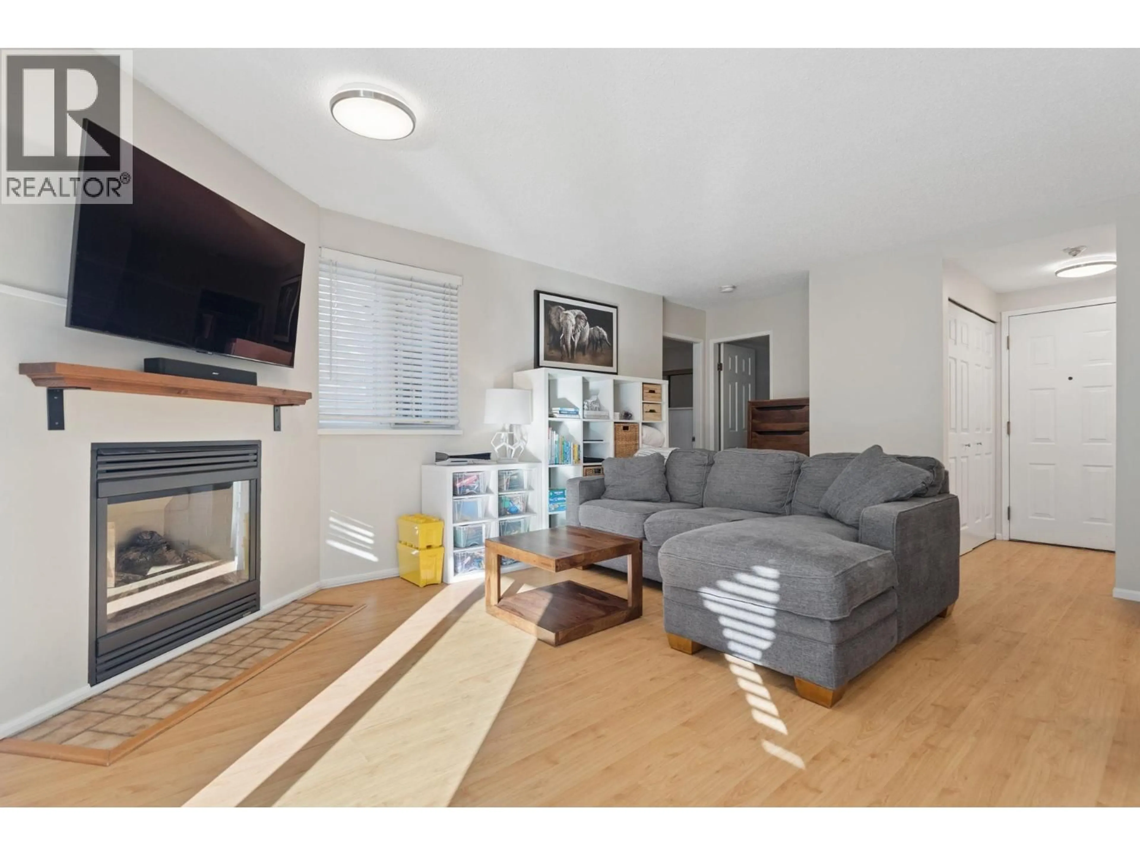 Living room with furniture, wood/laminate floor for 13 - 1949 8TH AVENUE, Vancouver British Columbia V6J1W2