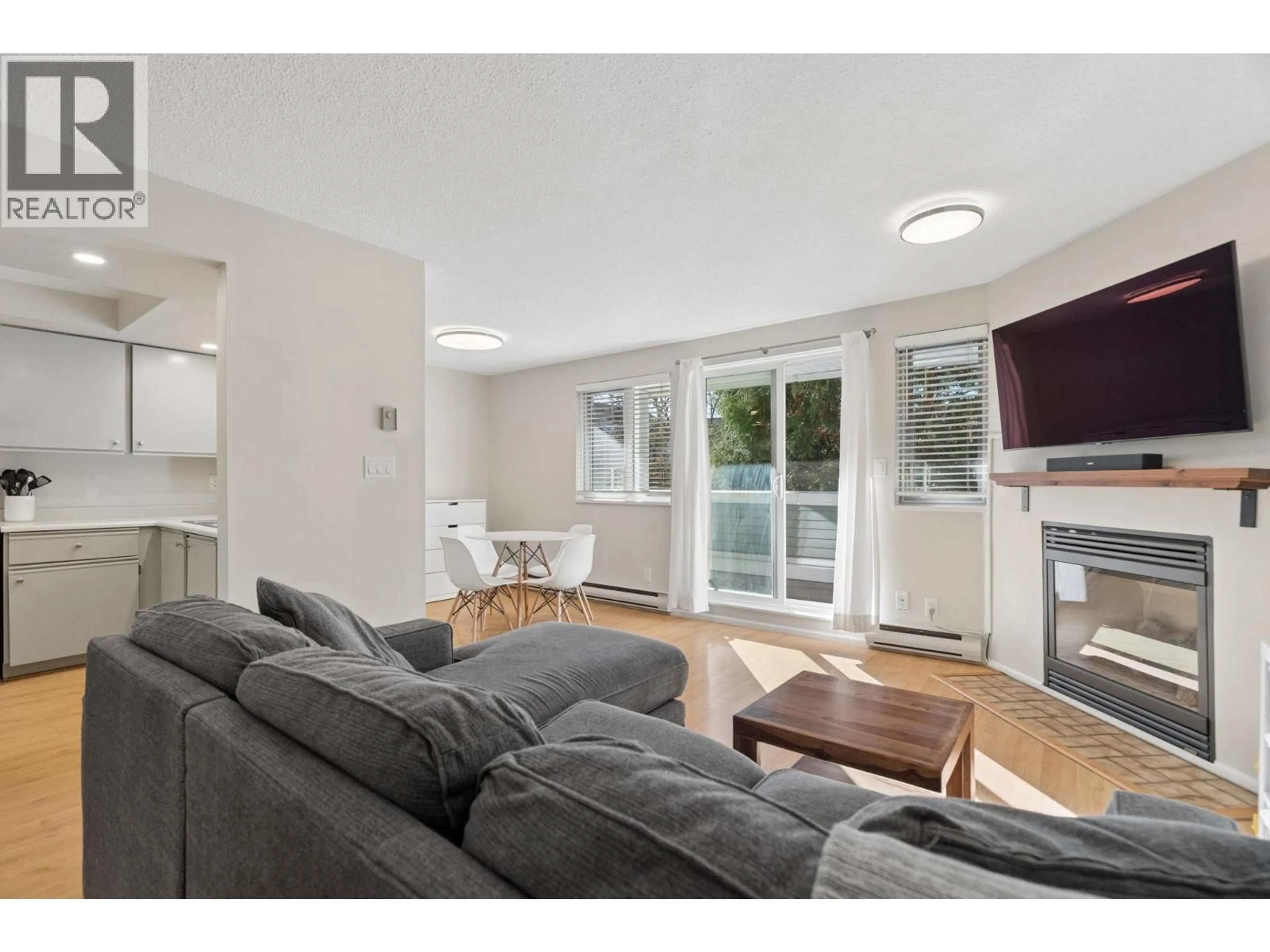 Living room with furniture, wood/laminate floor for 13 - 1949 8TH AVENUE, Vancouver British Columbia V6J1W2