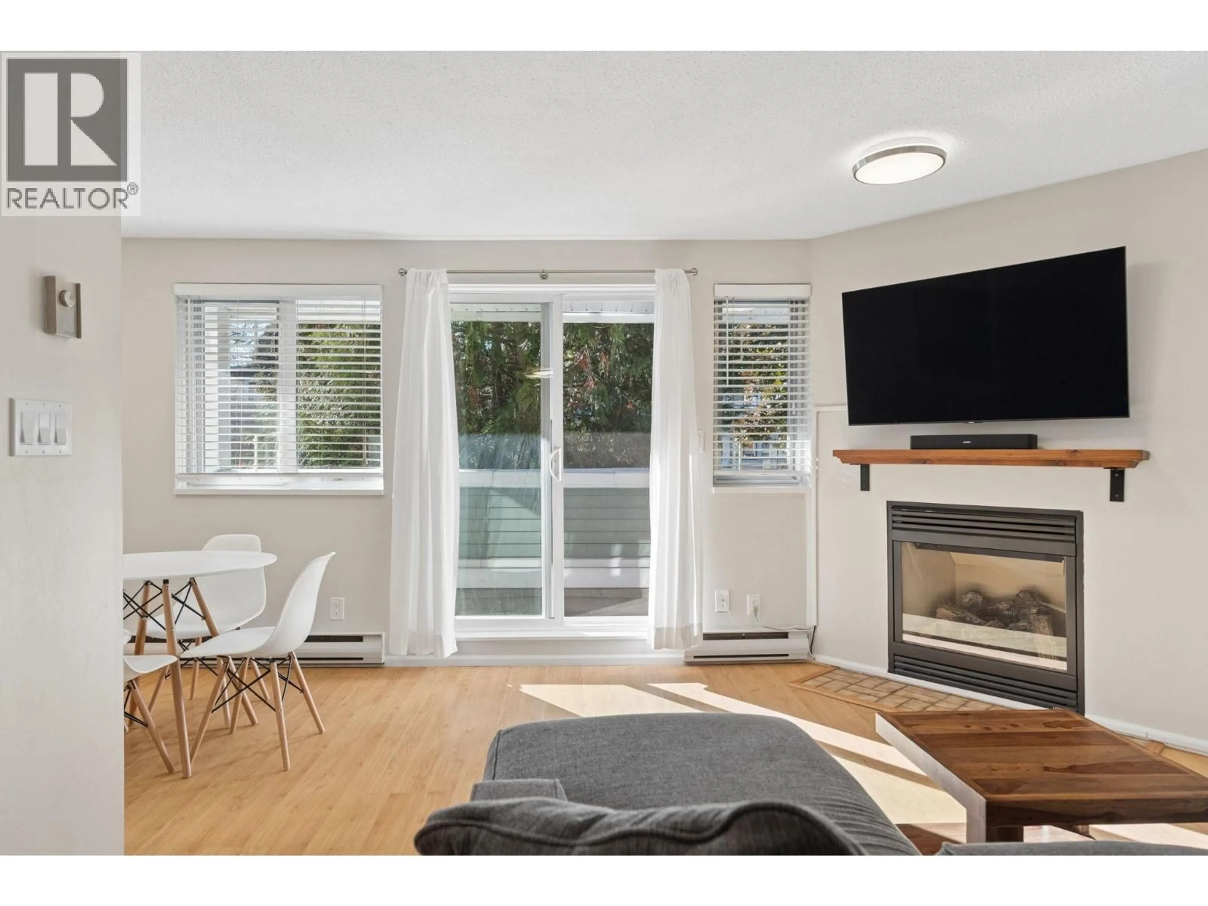 Living room with furniture, wood/laminate floor for 13 - 1949 8TH AVENUE, Vancouver British Columbia V6J1W2