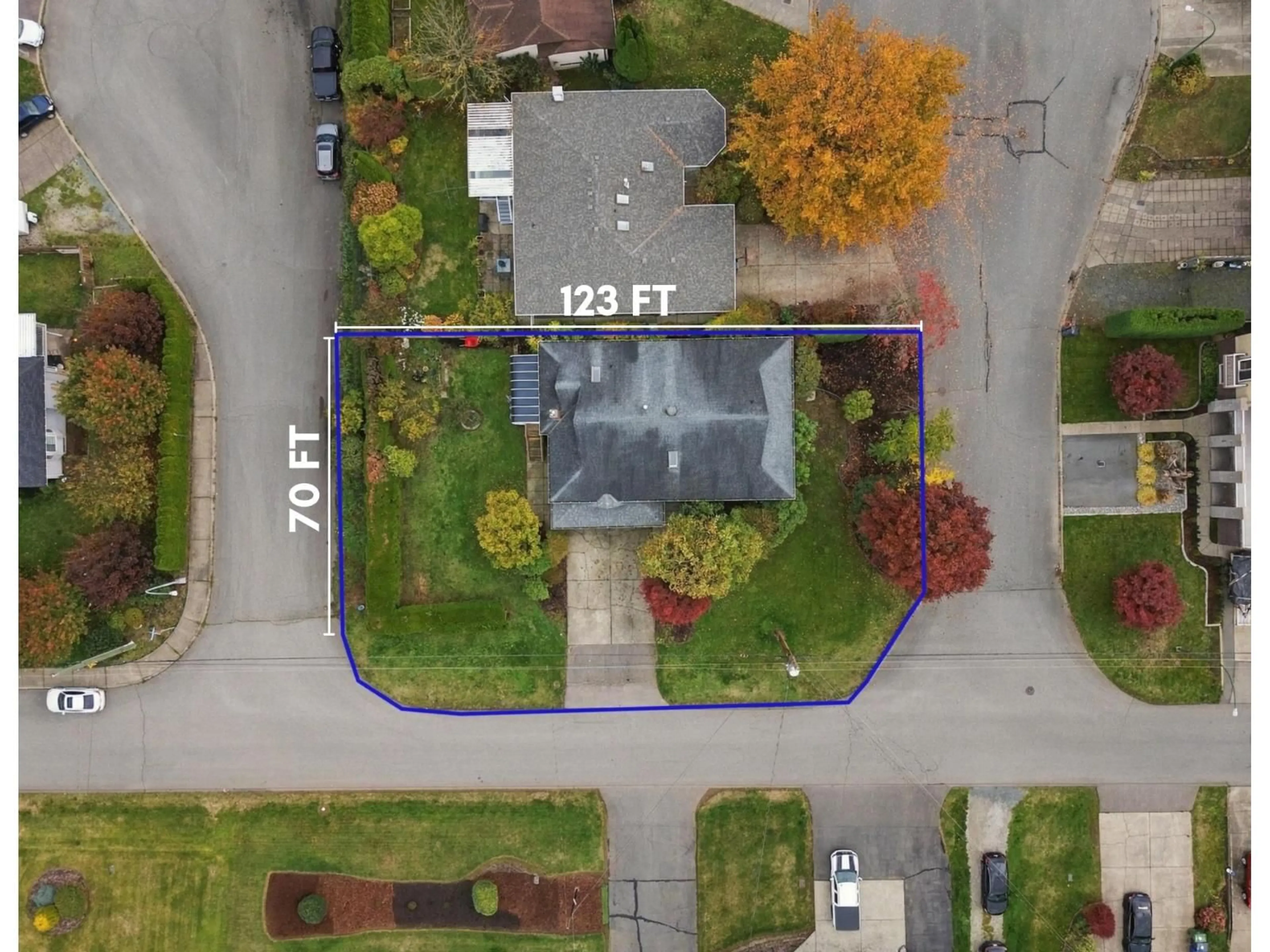 A pic from outside/outdoor area/front of a property/back of a property/a pic from drone, street for 2866 MOUNTVIEW STREET, Abbotsford British Columbia V2S6R2
