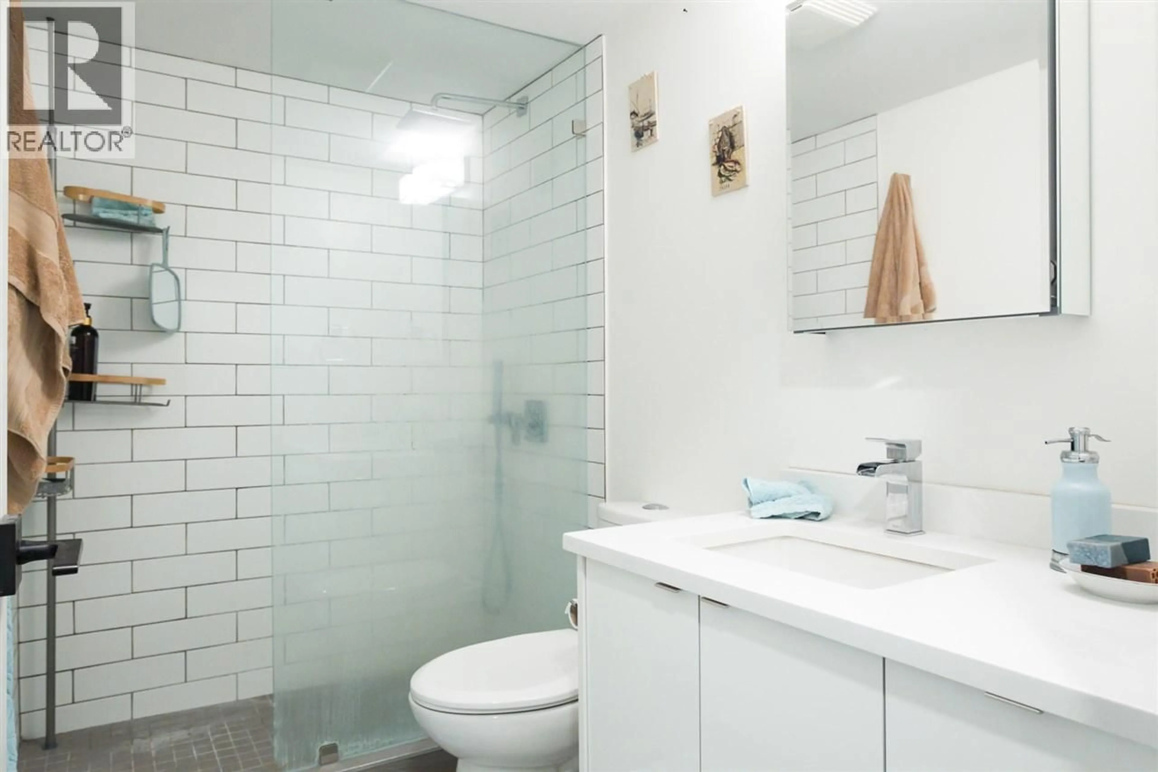 Standard bathroom, ceramic/tile floor for 2 - 3250 4TH AVENUE, Vancouver British Columbia V6K1R9