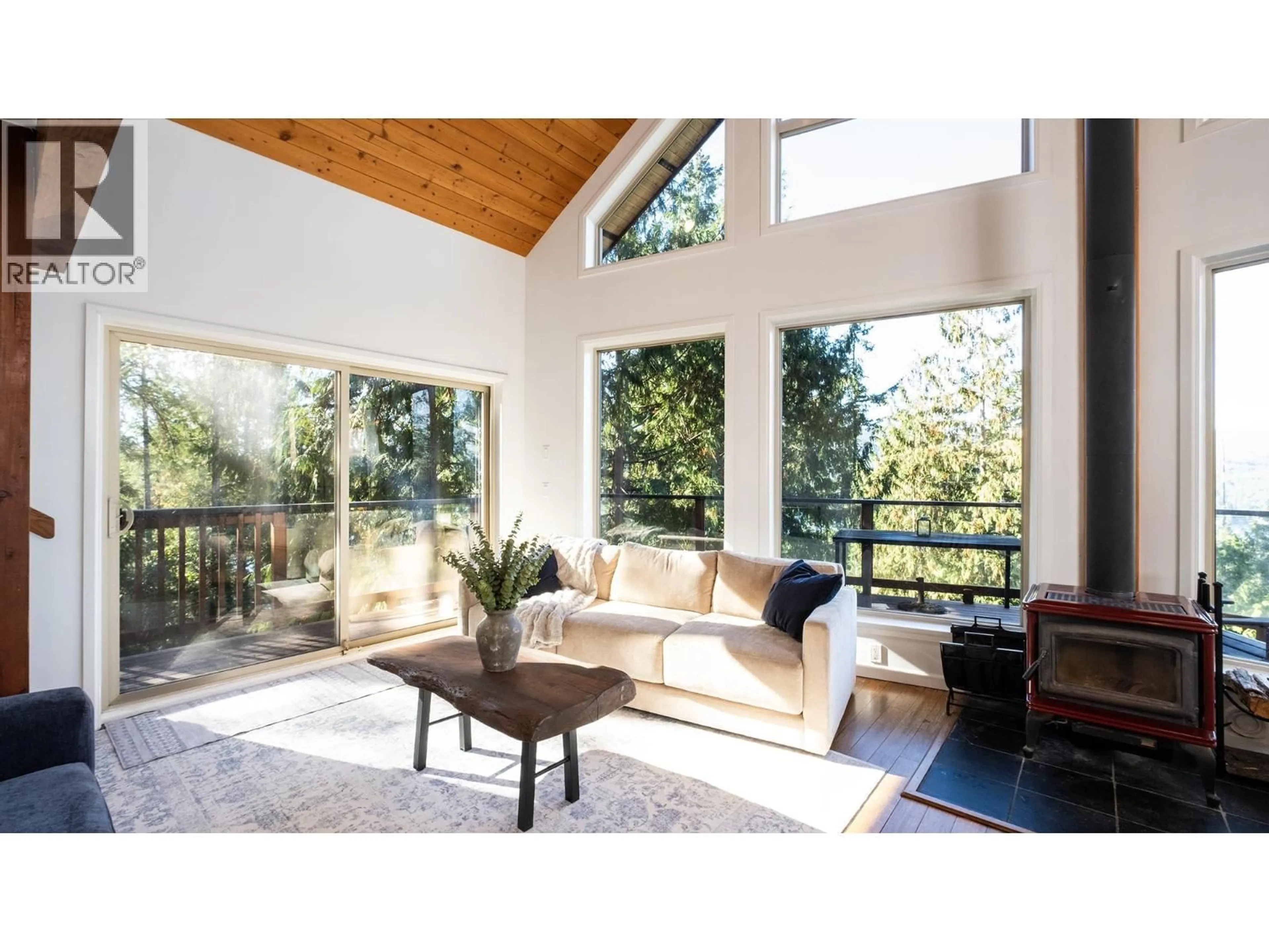 Living room with furniture, wood/laminate floor for 6855 SEAVIEW ROAD, Sechelt British Columbia V7Z0E1