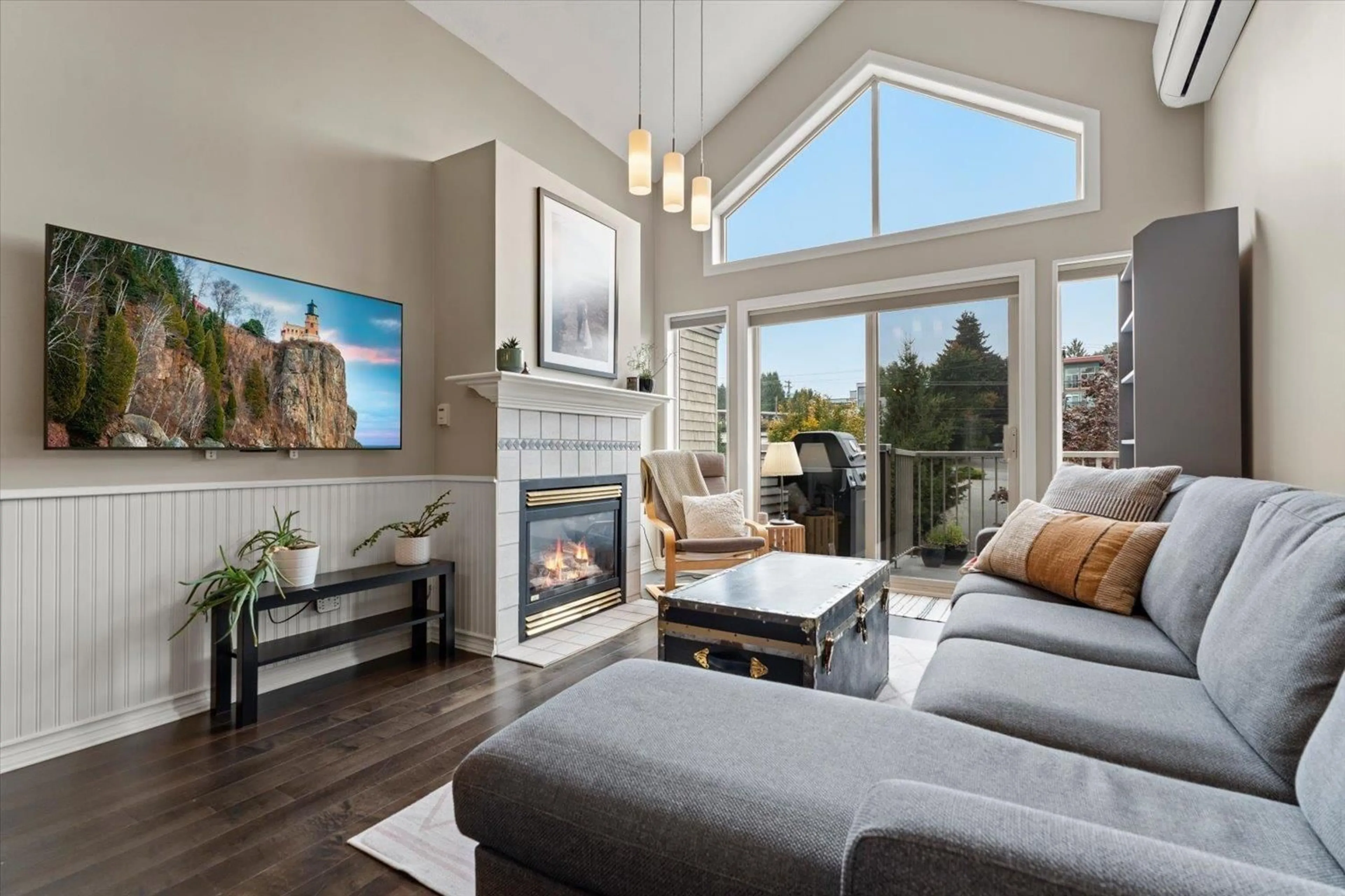 Living room with furniture, unknown for 417 - 33478 ROBERTS AVENUE, Abbotsford British Columbia V2S8E1
