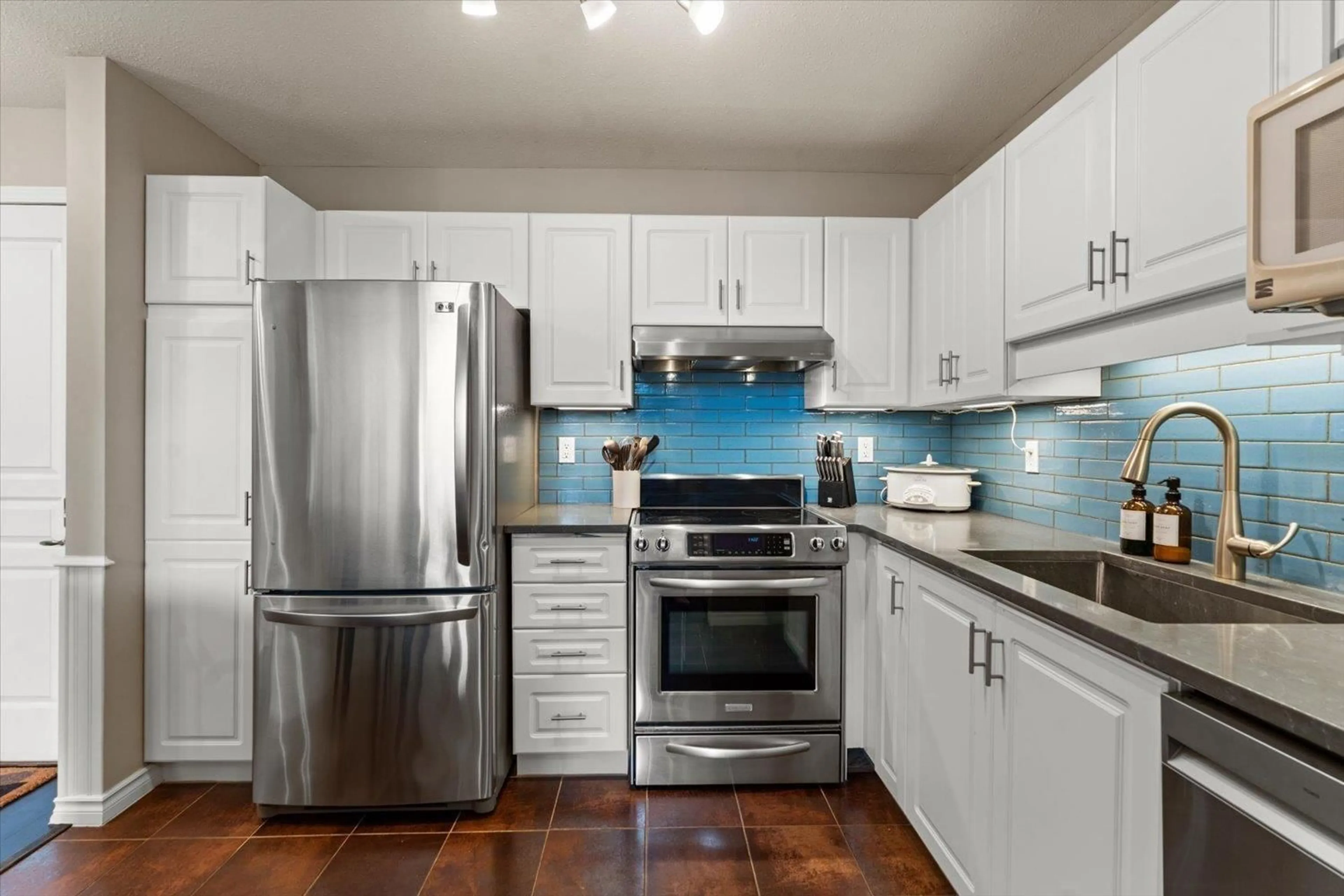 Standard kitchen, unknown for 417 - 33478 ROBERTS AVENUE, Abbotsford British Columbia V2S8E1