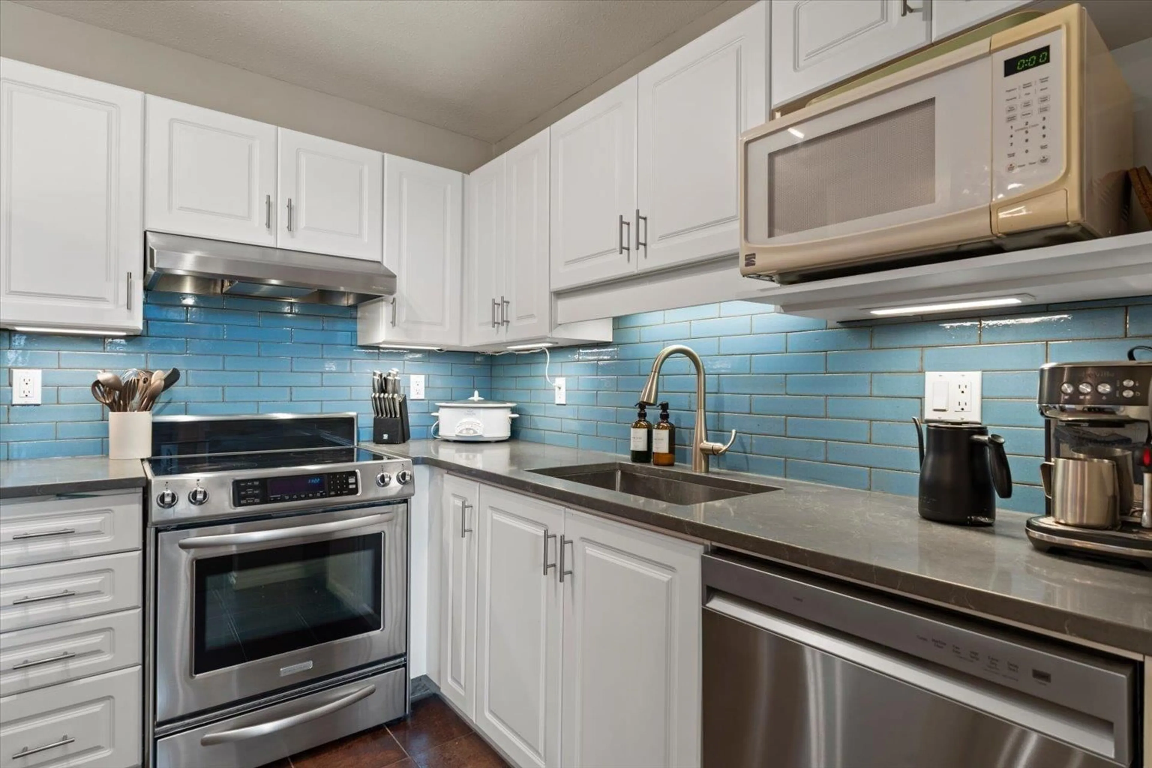 Standard kitchen, ceramic/tile floor for 417 - 33478 ROBERTS AVENUE, Abbotsford British Columbia V2S8E1