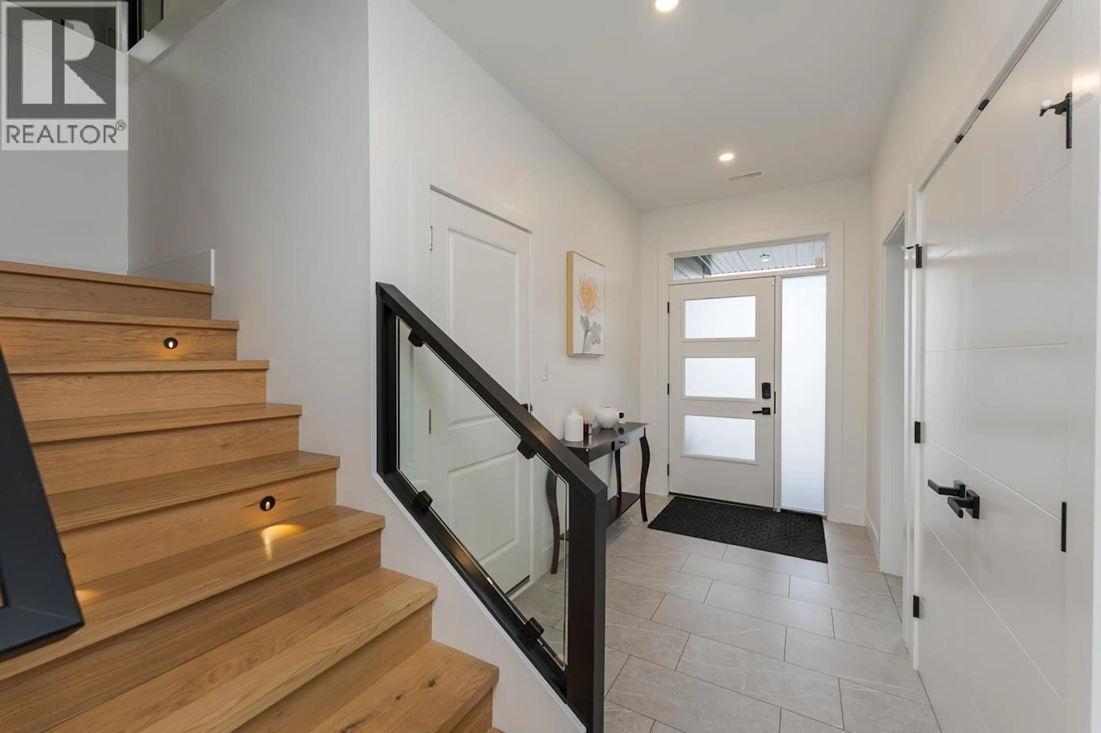 Indoor foyer for 3445 MUNRO WAY, Prince George British Columbia V2N0K1