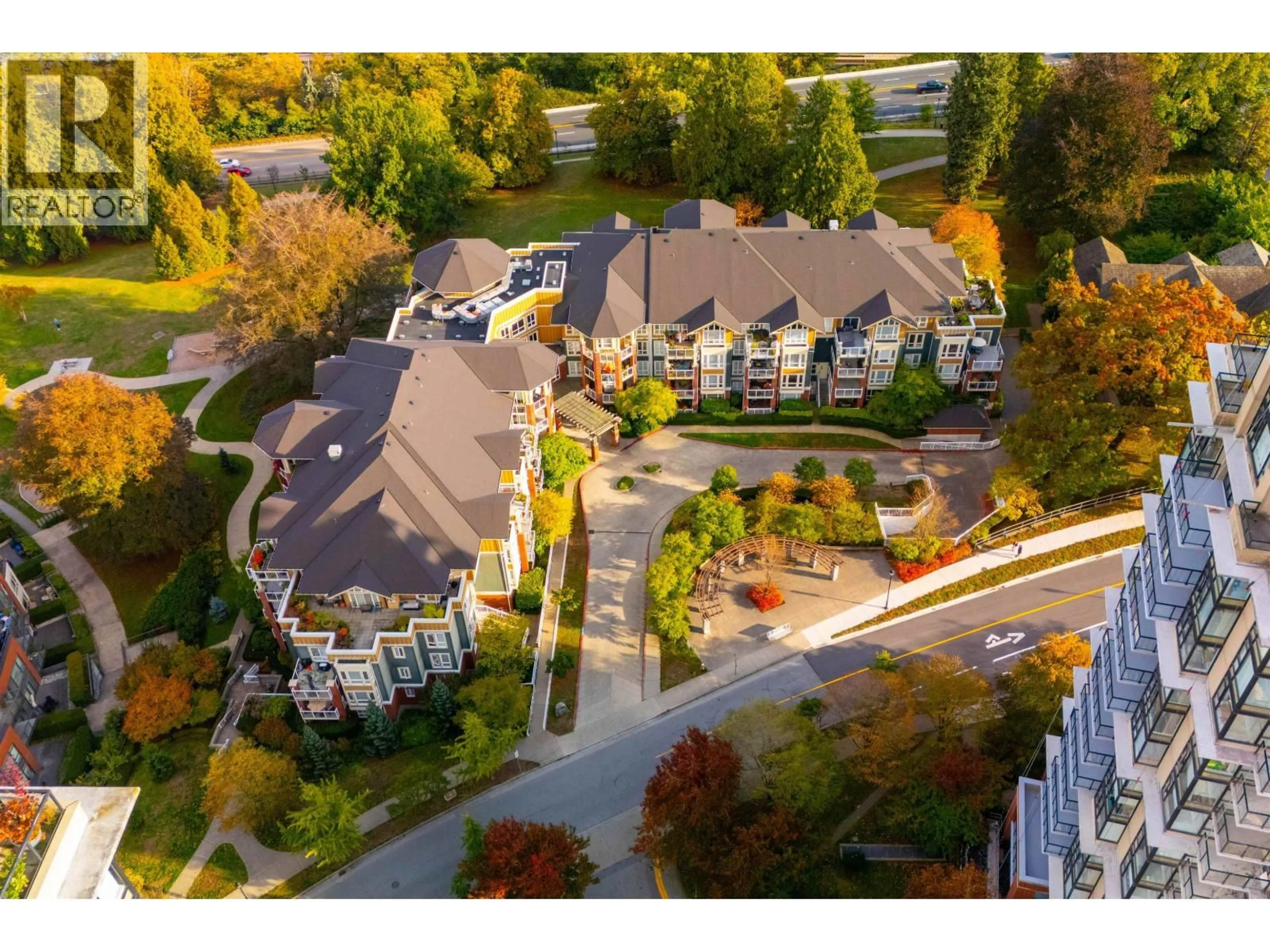 A pic from outside/outdoor area/front of a property/back of a property/a pic from drone, mountain view for 305 - 14 ROYAL AVENUE, New Westminster British Columbia V3L5W5