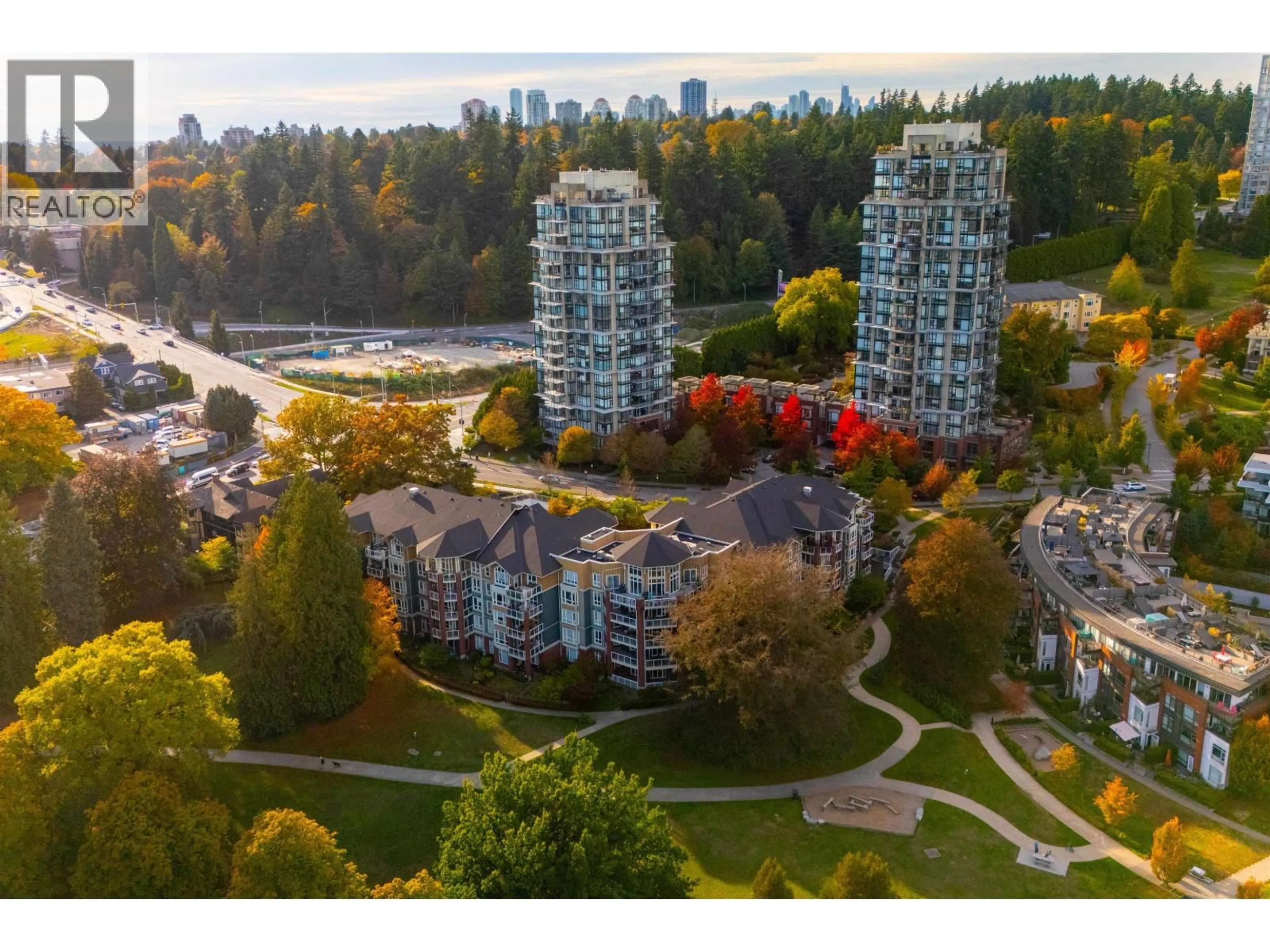 A pic from outside/outdoor area/front of a property/back of a property/a pic from drone, city buildings view from balcony for 305 - 14 ROYAL AVENUE, New Westminster British Columbia V3L5W5