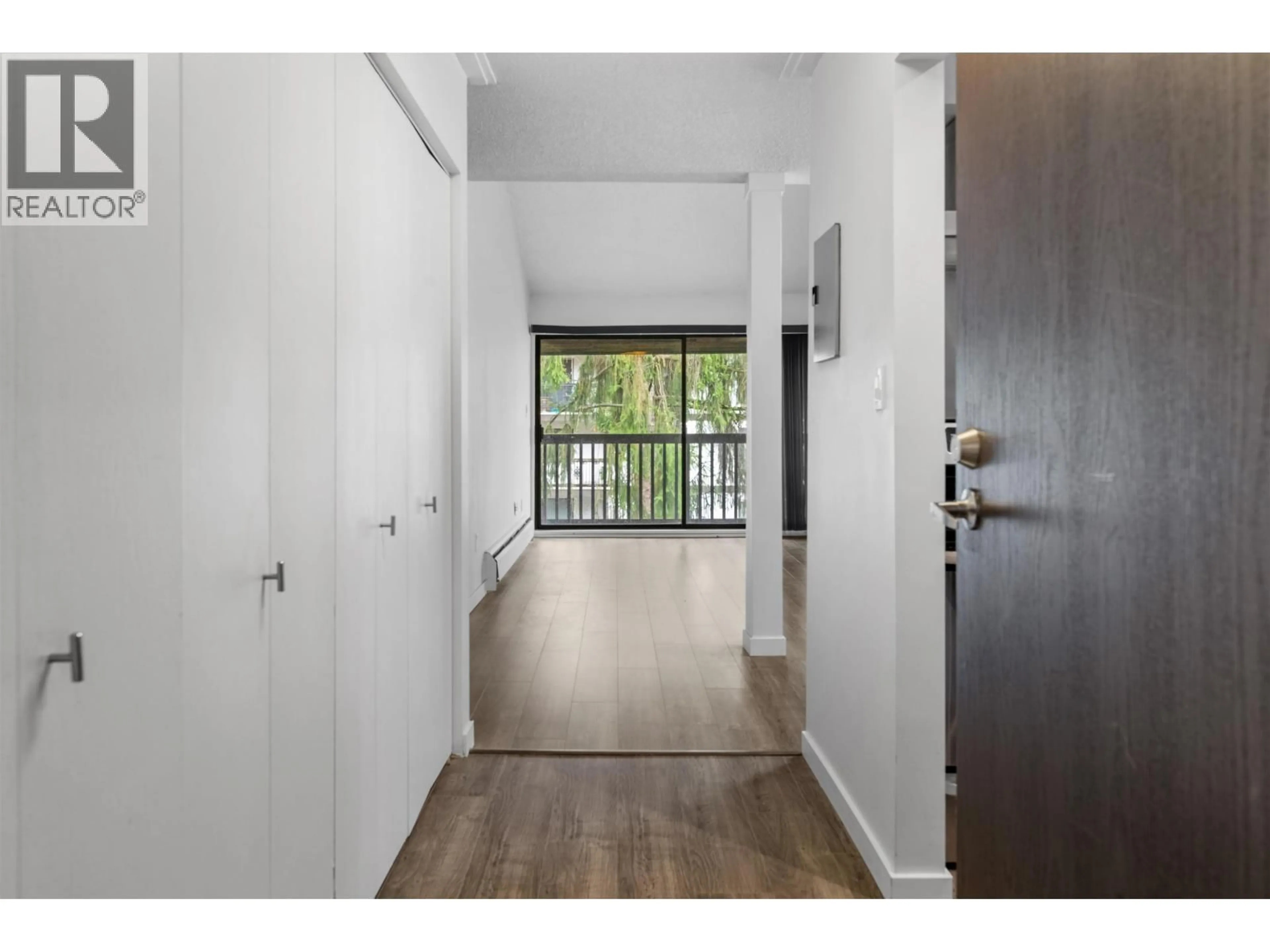 Indoor entryway for 301 - 720 EIGHTH AVENUE, New Westminster British Columbia V3M2R3
