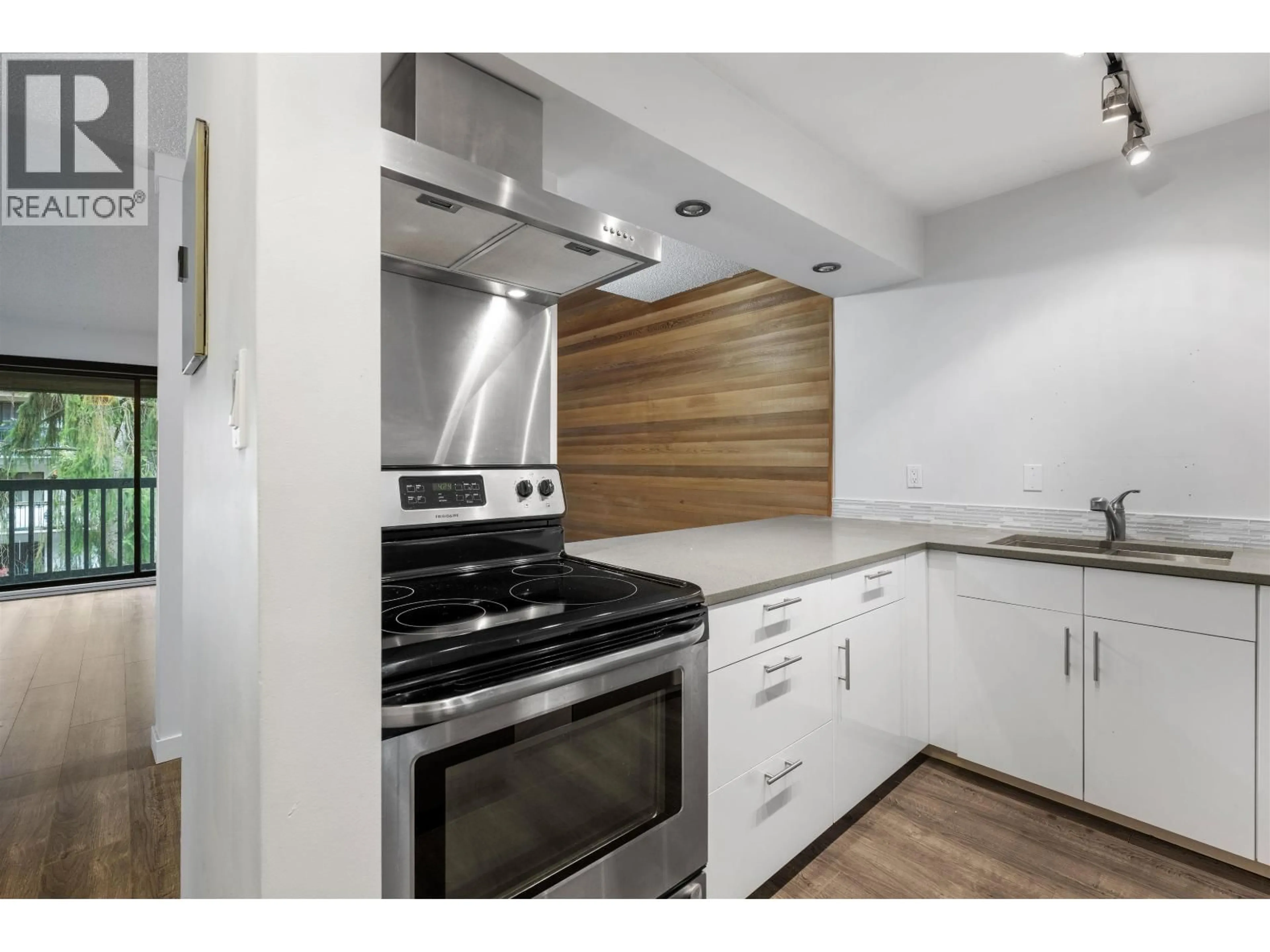 Standard kitchen, wood/laminate floor for 301 - 720 EIGHTH AVENUE, New Westminster British Columbia V3M2R3
