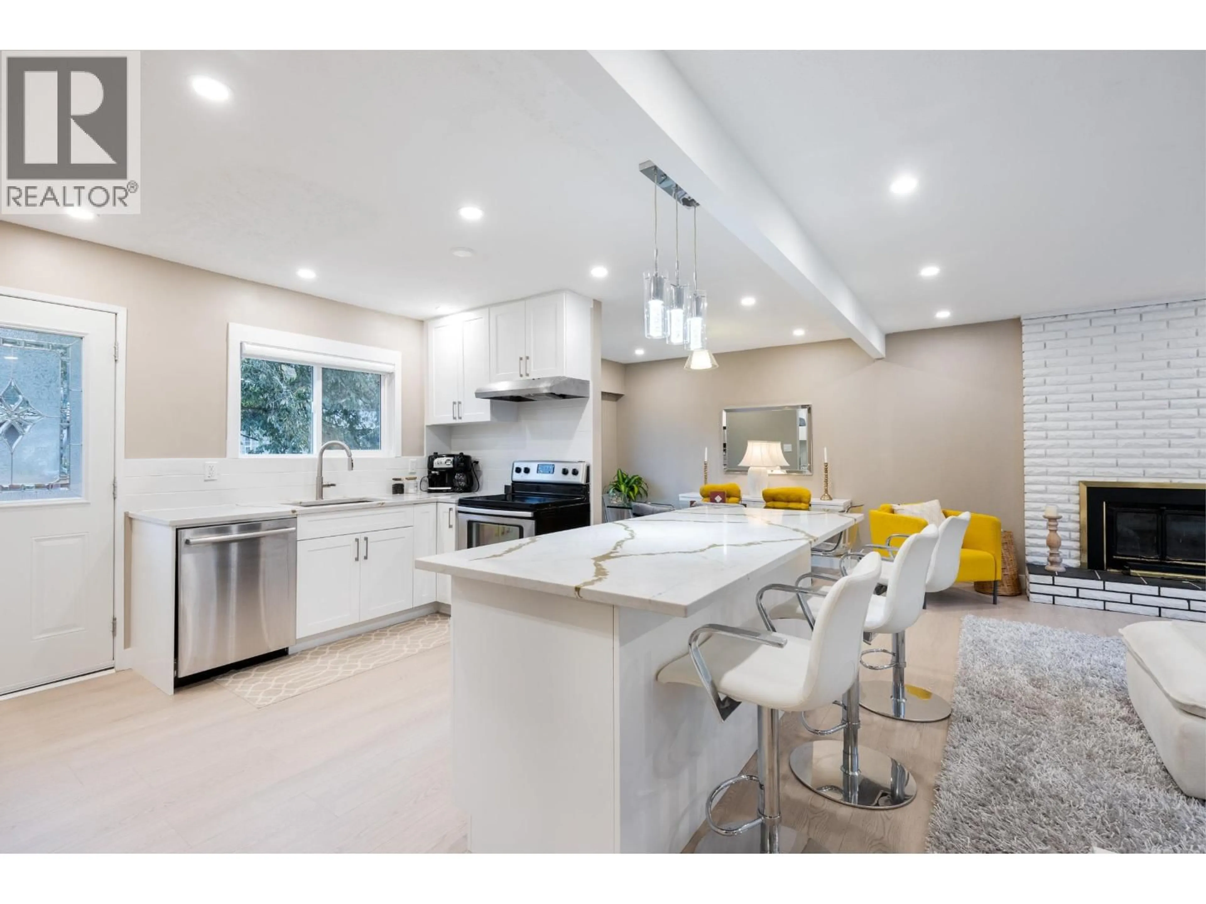 Open concept kitchen, ceramic/tile floor for 38295 CHESTNUT AVENUE, Squamish British Columbia V8B0W7