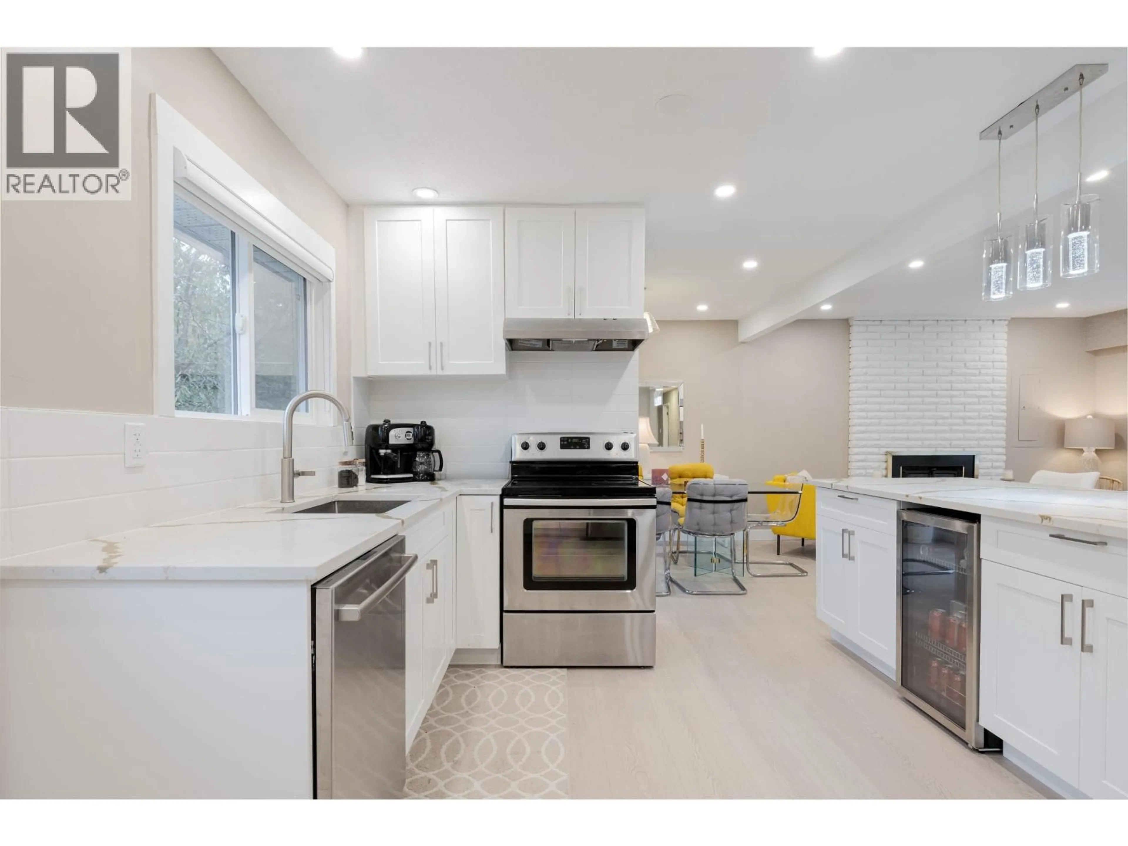 Open concept kitchen, ceramic/tile floor for 38295 CHESTNUT AVENUE, Squamish British Columbia V8B0W7